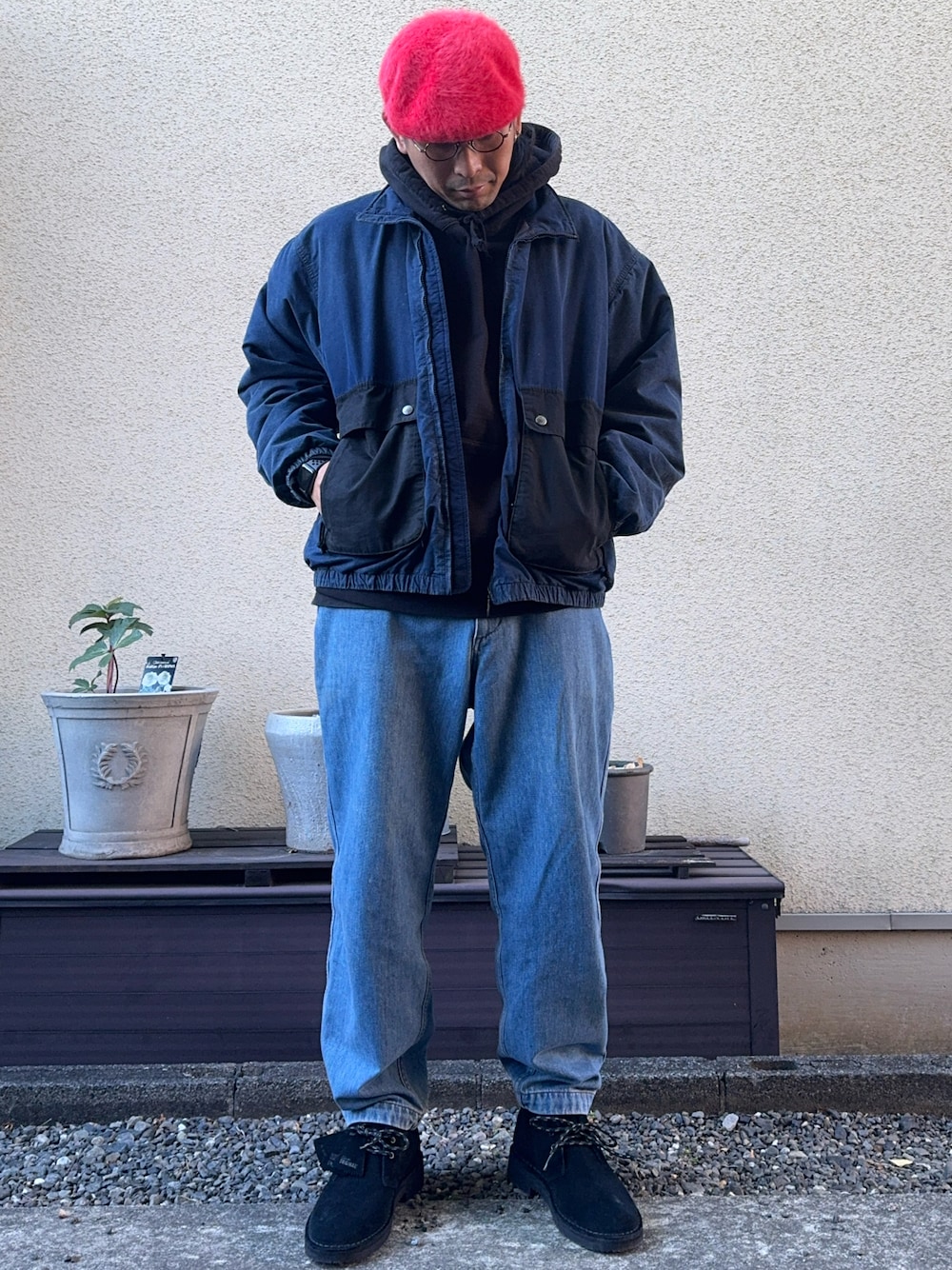 ブルー系のデニムジャケット、ブラック系のスウェット、ブルー系のデニムパンツを着用したメンズの冬コーディネートの1枚目の写真