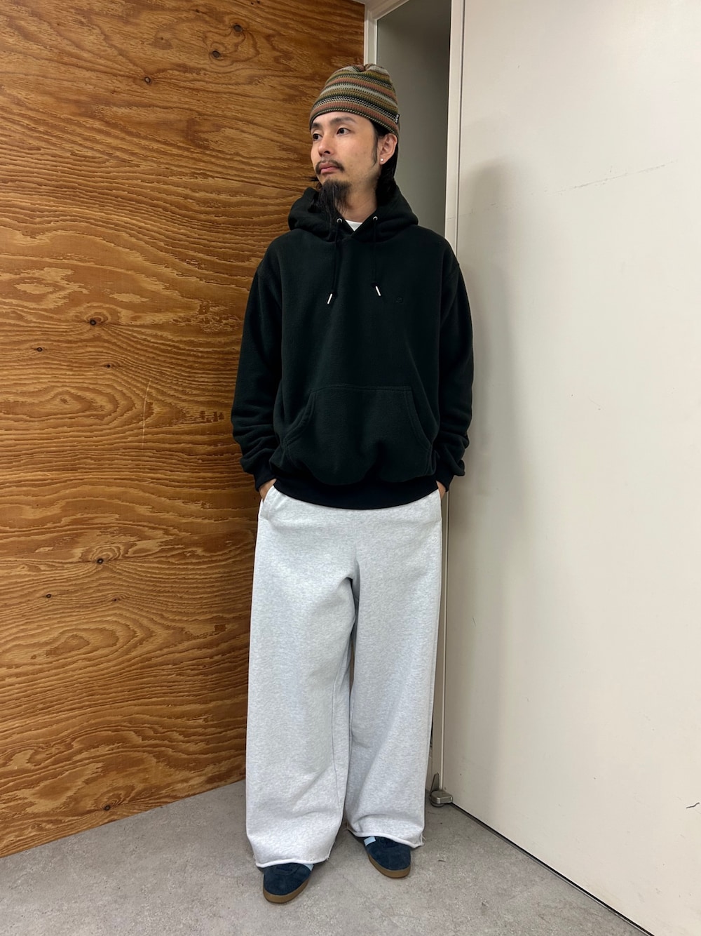 ブラック系のパーカー、グレー系のスウェットパンツ、ベージュ系のキャップを着用したメンズの秋コーディネートの1枚目の写真