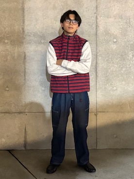 「アイテム（ベスト、レッド系）」を使った、Gramicciさん（メンズ・168cm）の秋コーディネート