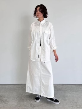 「アイテム（デニムスカート、ホワイト系）」を使った、Gramicciさん（レディース・164cm）の秋コーディネート