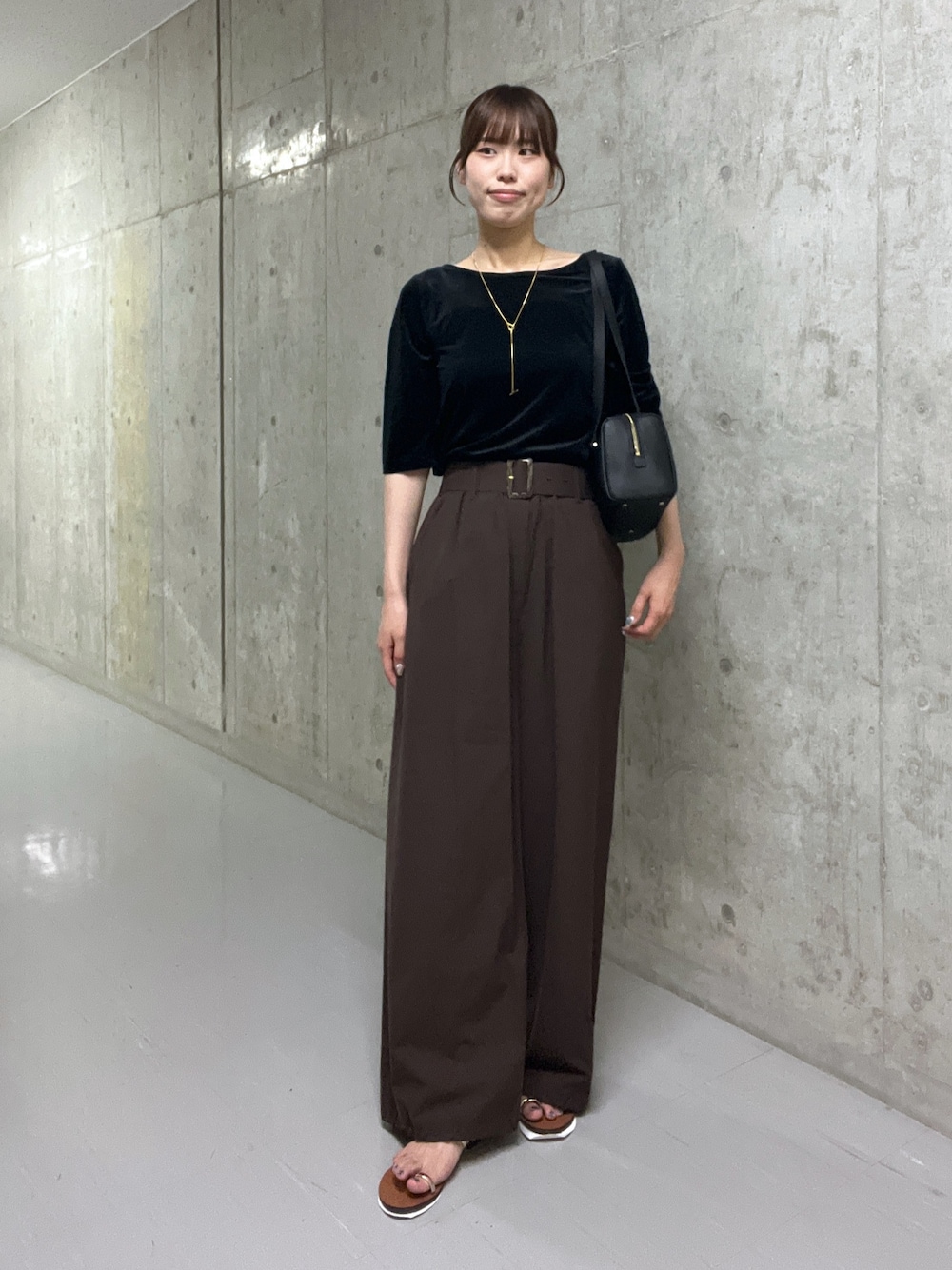 「シンプルコーデ、きれいめカジュアル、夏コーデ、お出かけコーデ、モノトーン、大人カジュアルコーデ、オトナ女子、ブラウン、ブラック、パンツコーデ、高身長女子、骨格ウェーブ、ベロア、ベロアトップス、ワイドパンツ」｜「RIVE DROITEの【コーデのポイントに】ワイドスクエアショルダーバッグ（ショルダーバッグ、ブラック系）」を使った、kotoneさん（レディース・166cm）の夏コーディネートの1枚目の写真