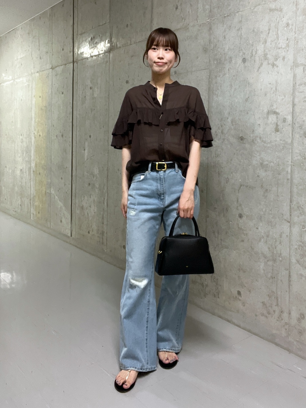 「デニム、きれいめカジュアル、夏コーデ、お出かけコーデ、夏服、フリル、フリルトップス、フレアデニム、骨格ウェーブ、高身長女子、ブラウン、ダメージデニムパンツ、パンツコーデ、ベルト、ネックレス」｜「RIVE DROITEの【MONN.:.(モン)】SHIHOコラボ型押しベルト（ベルト、ブラック系）」を使った、kotoneさん（レディース・166cm）の夏コーディネートの1枚目の写真