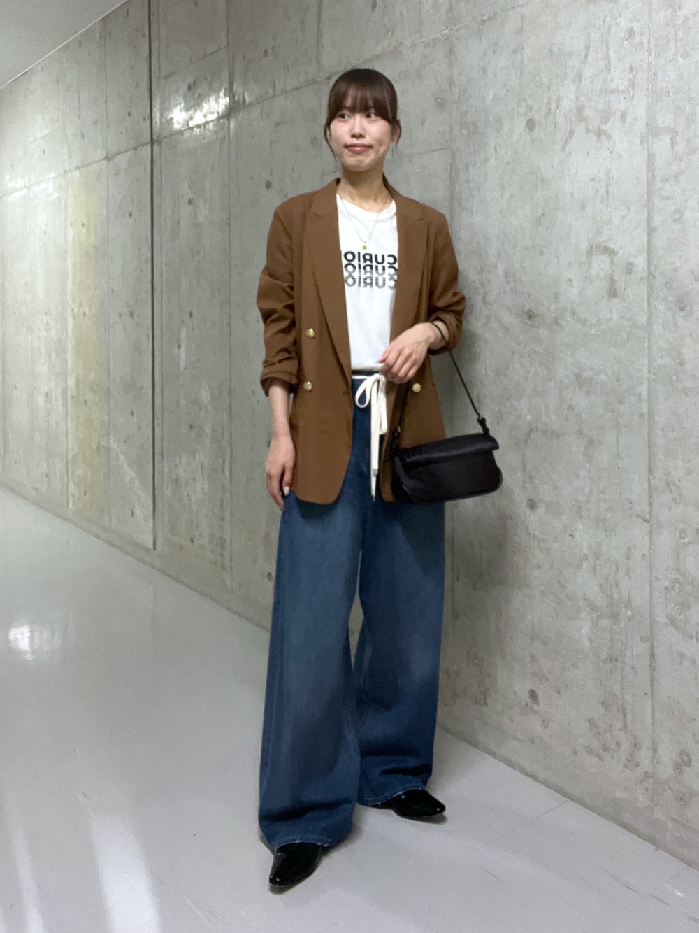 デニムパンツを使った「ドロストパンツ」の人気ファッション