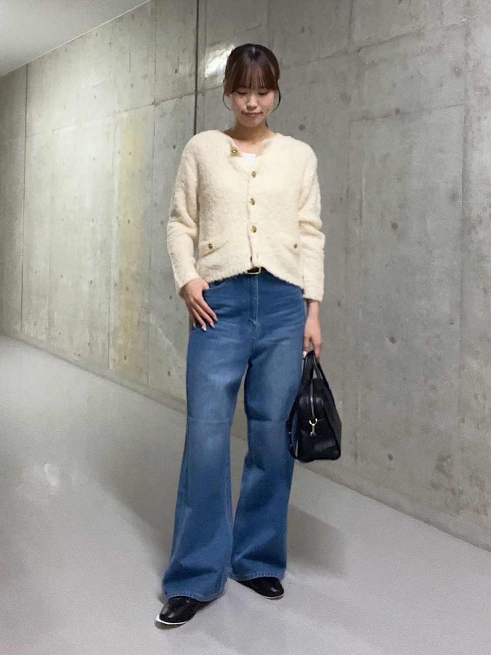 ホワイト系のカーディガン/ボレロ、ブルー系のデニムパンツ、ブラック系のローファーを着用したレディースの秋コーディネートの1枚目の写真