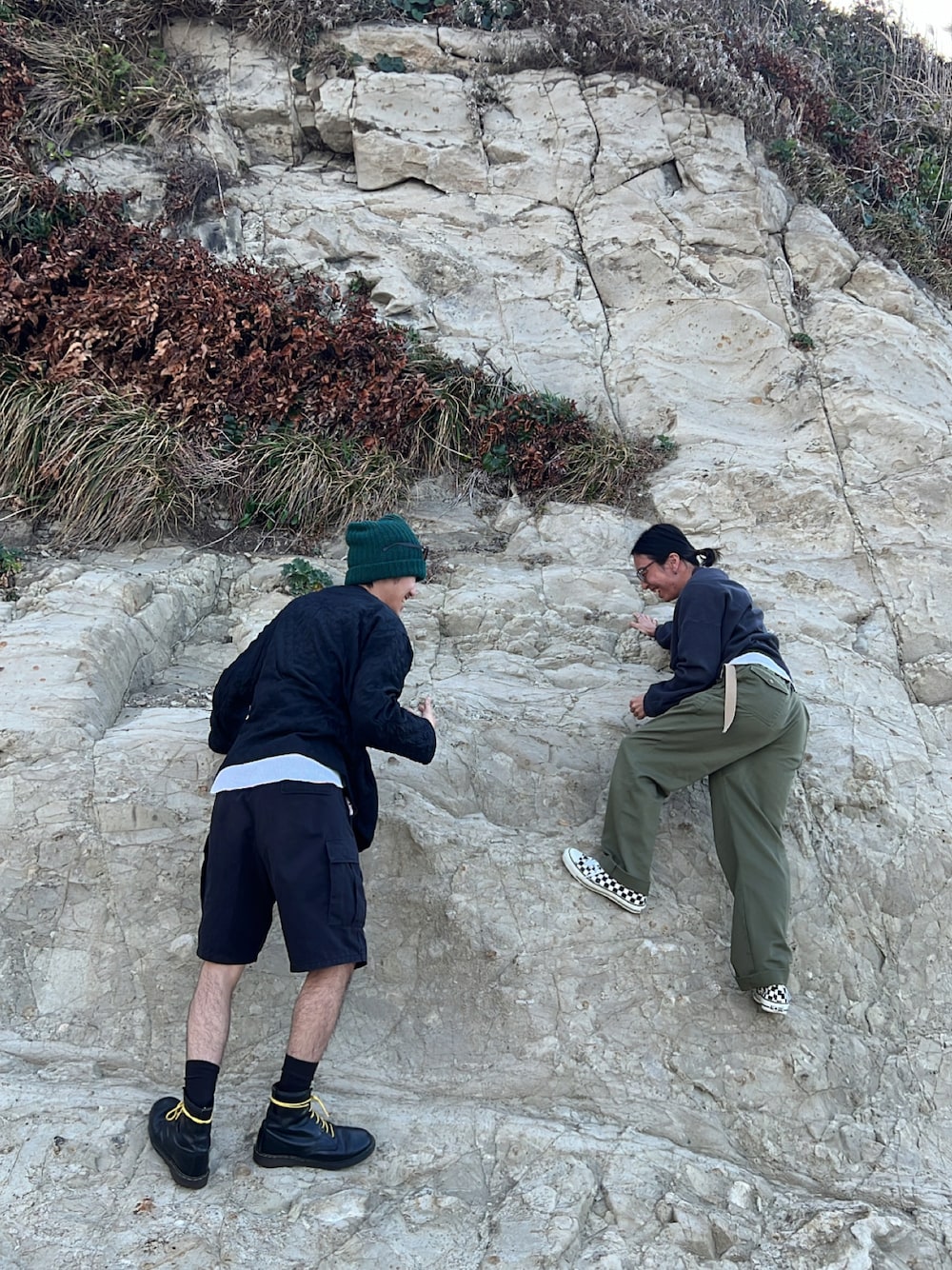 ブラック系のブーツ、ブラック系のジャケット/アウターを着用したメンズの春コーディネートの1枚目の写真