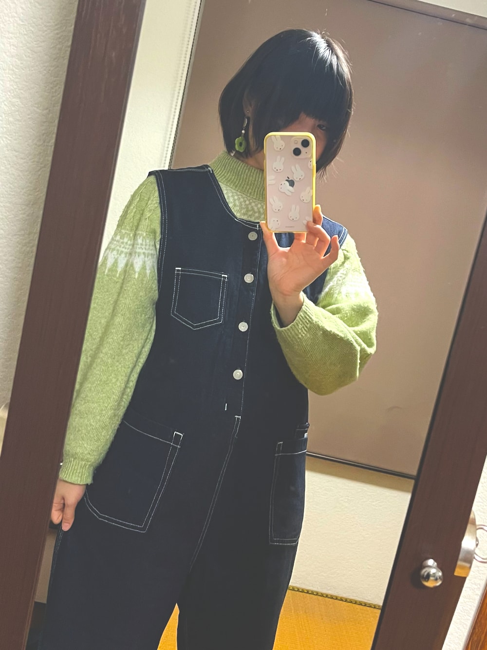 「似合うラボに行こう、カフェコーデ、サロペットコーデ、春カラー」｜「FREAK'S STOREのSOMETHING × FREAK'S STORE/サムシング 別注ボタンフライサロペット / デニム オーバーオール（サロペット/オーバーオール、ブルー系）」を使った、しずくさん（レディース・156cm）の冬コーディネートの1枚目の写真