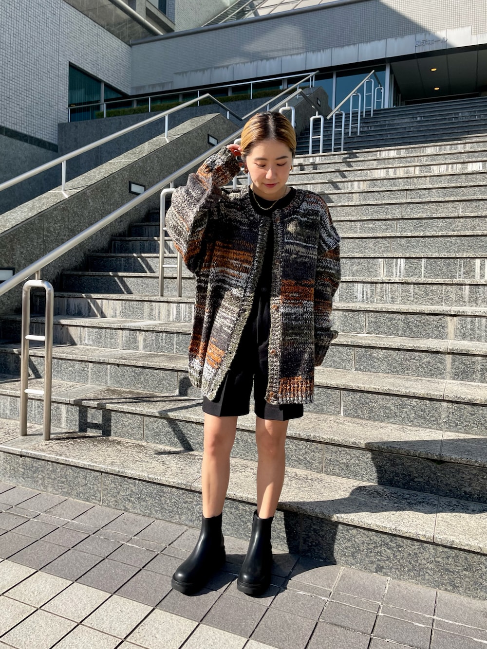 グリーン系のカーディガン/ボレロ、ブラウン系のTシャツ/カットソー、ブラック系のその他パンツを着用したレディースの秋コーディネートの1枚目の写真