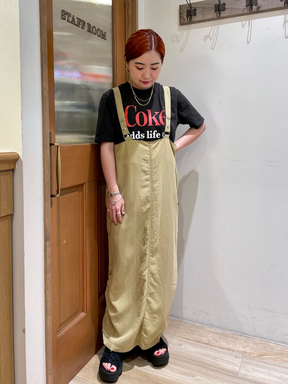 ブラック系のTシャツ/カットソー、ベージュ系のワンピース、ブラック系のシューズを着用したレディースの夏コーディネートの1枚目の写真