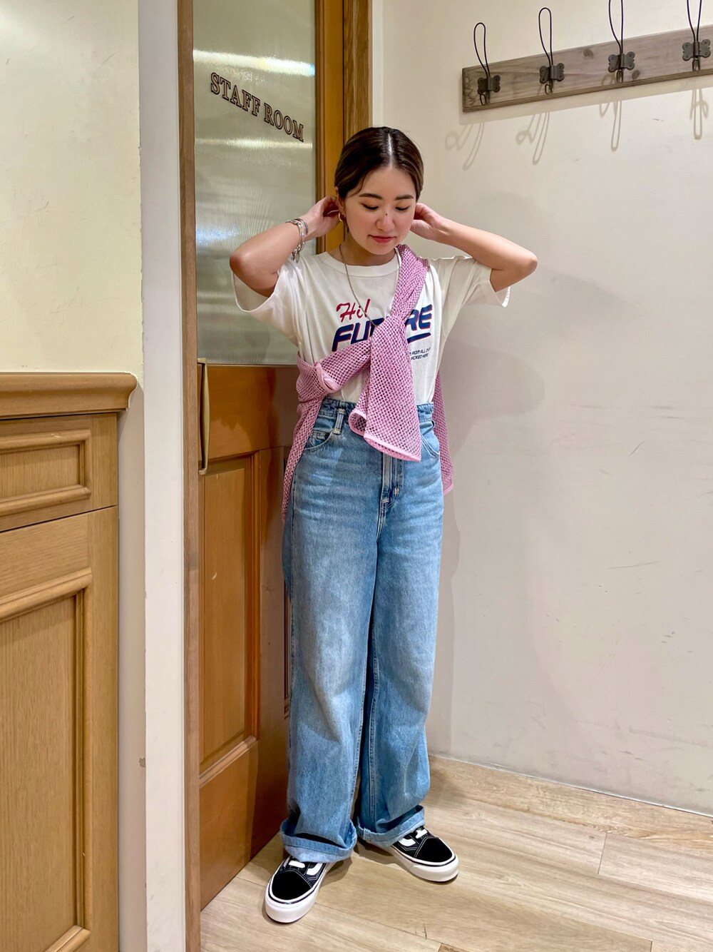 ピンク系のTシャツ/カットソー、ホワイト系のTシャツ/カットソー、ブラック系のスニーカーを着用したレディースの秋コーディネートの1枚目の写真