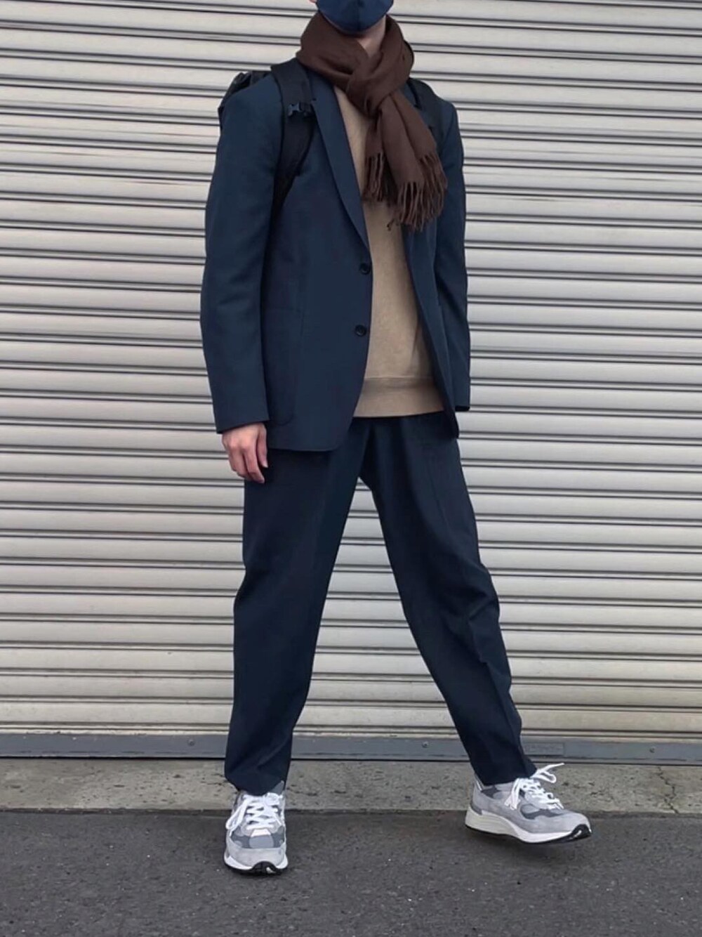 ブルー系のテーラードジャケット、ブルー系のスラックス、ブラック系のバックパック/リュックを着用したメンズの秋コーディネートの1枚目の写真