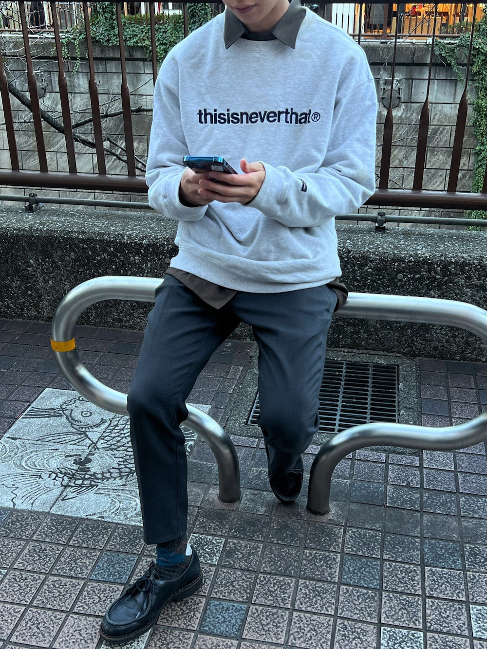 「あけましておめでとうございます！、オトナカジュアル、パラブーツ、スウェット、グレー、thisisneverthat、ゆるコーデ」｜「thisisneverthatのT-LOGO CREWNECK（スウェット、ホワイト系）」を使った、ykさん（メンズ・171cm）の冬コーディネートの1枚目の写真