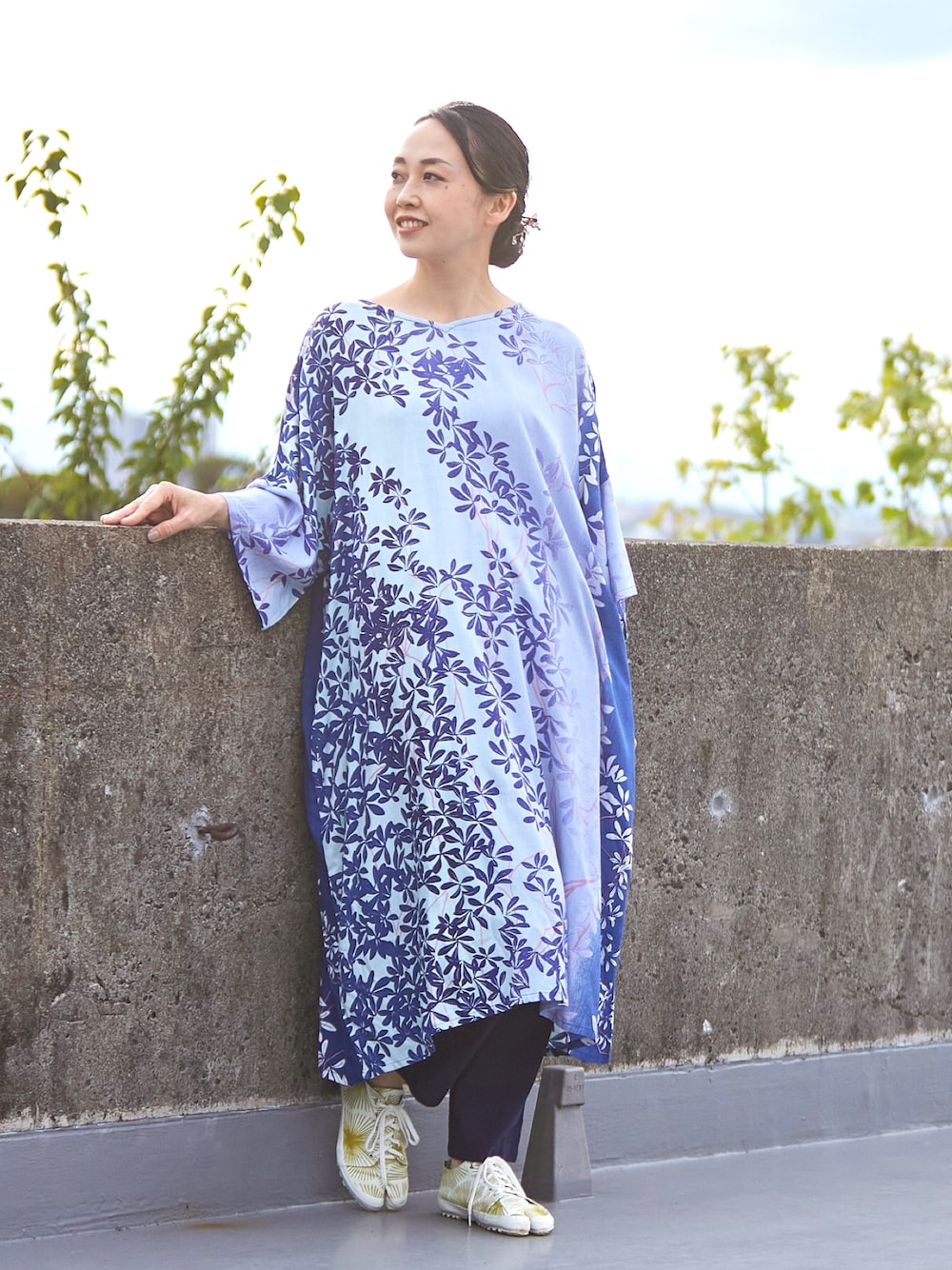 ブルー系のワンピース、パープル系のその他パンツ、ホワイト系のスニーカーを着用したレディースの春コーディネートの1枚目の写真