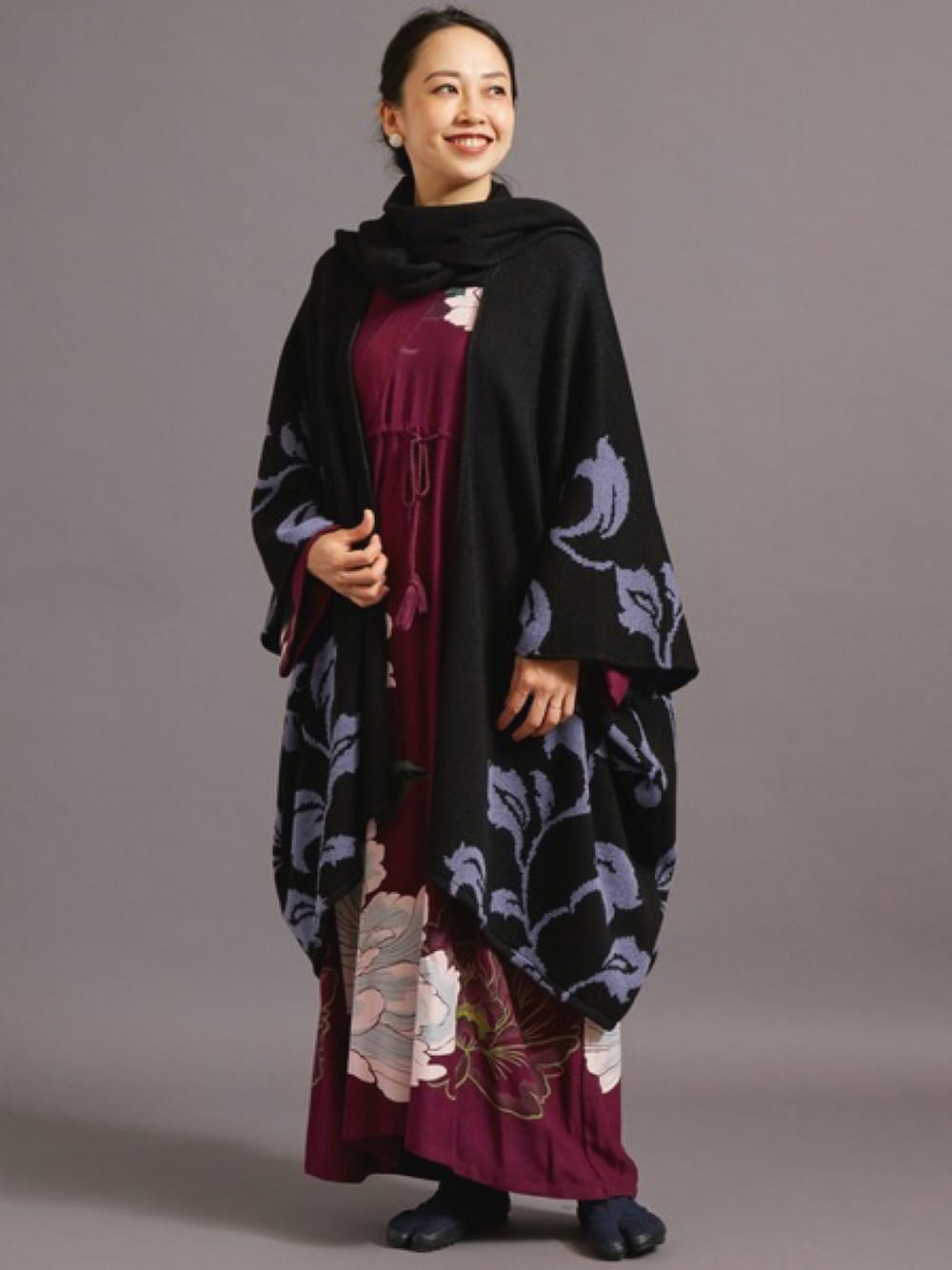 ブラック系のカーディガン/ボレロ、レッド系のワンピース、ホワイト系のイヤリングを着用したレディースの秋コーディネートの1枚目の写真