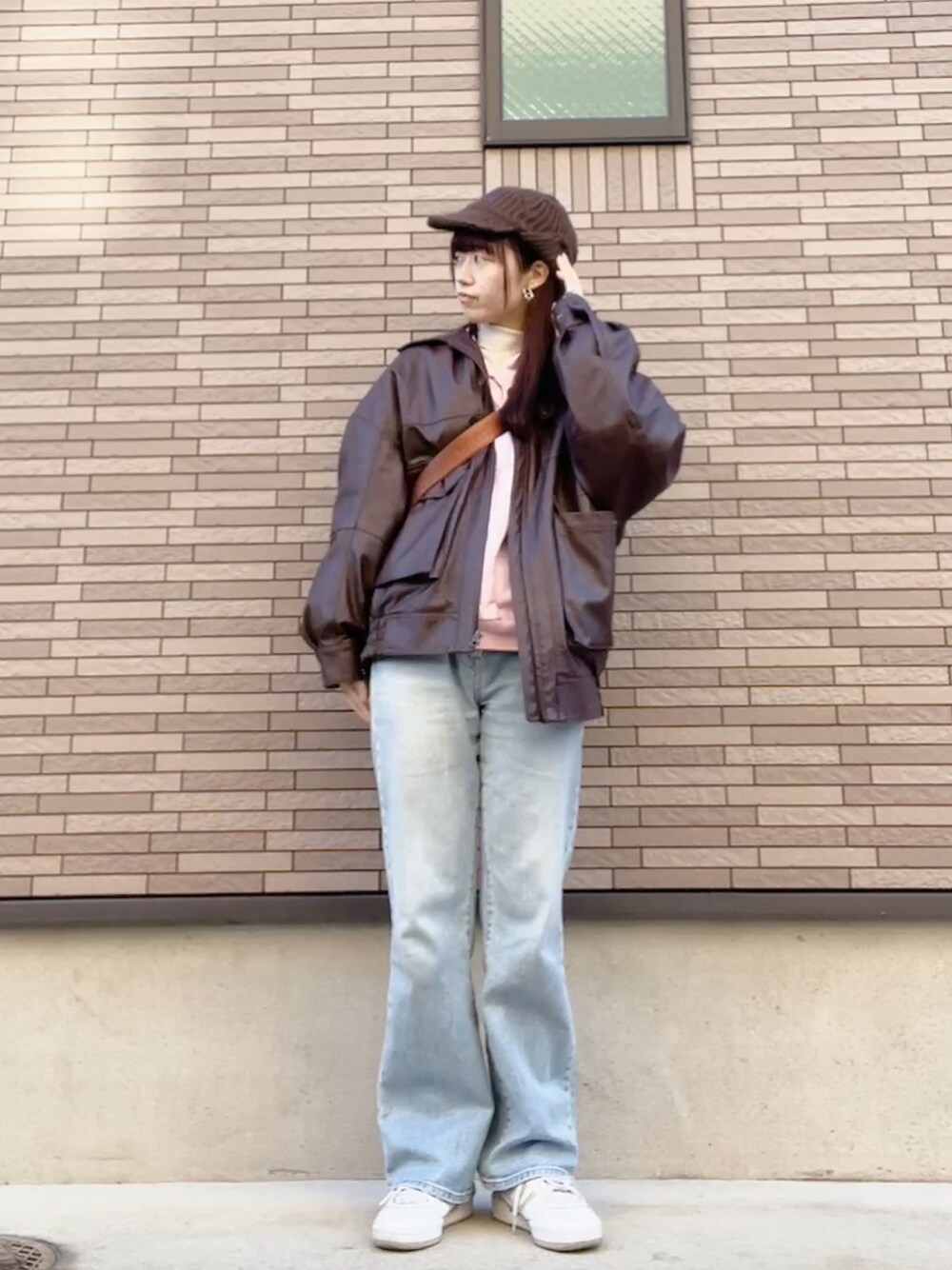 「新星WEARISTAにエントリー、WEARyouthコーデ、今日のコーデ、カジュアルコーデ、おしゃれさんと繋がりたい、NEEDLES、デニムパンツ、ラクチンコーデ、レザージャケット、デート、ビッグシルエット、ニット帽、レイヤードスタイル、メンズライク、ラフ」｜「UNIQLOのハイライズフレアジーンズ（デニムパンツ、ブルー系）」を使った、strawberryさん（レディース・160cm）の冬コーディネートの1枚目の写真