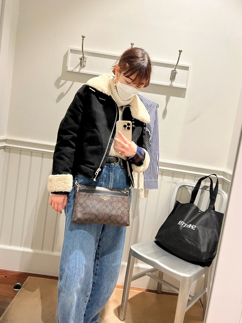 「冬、ootd、オトナカジュアル、ラクチンコーデ、ニット、ハイネック、デニムパンツ、プチプラ、おしゃれさんと繋がりたい、ショルダーバッグ、いいね、save、フォローお願いします🤑、ムートンコート、レイヤードスタイル、UNIQLO U、チェックシャツ」｜「H&M DIVIDEDのアイテム（ムートンコート、ブラック系）」を使った、strawberryさん（レディース・160cm）の冬コーディネートの1枚目の写真
