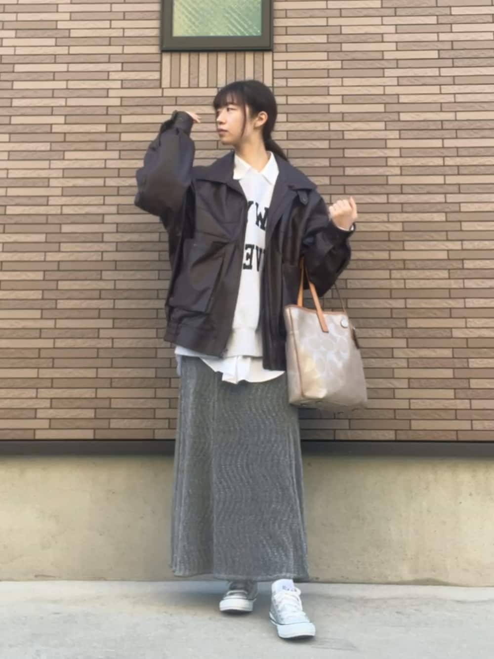 「冬を彩る色いろコーデ、シルバー、シルバーシューズ、きれいめカジュアル、レイヤードスタイル、WEARyouthコーデ、シンプルスタイル、トレーナー、ビッグシルエット、今日のコーデ、スニーカーコーデ、オトナカワイイ、シャツスタイル、ロングスカート、プチプラコーデ」｜「COACHのアイテム（トートバッグ、ベージュ系）」を使った、strawberryさん（レディース・160cm）の冬コーディネートの1枚目の写真