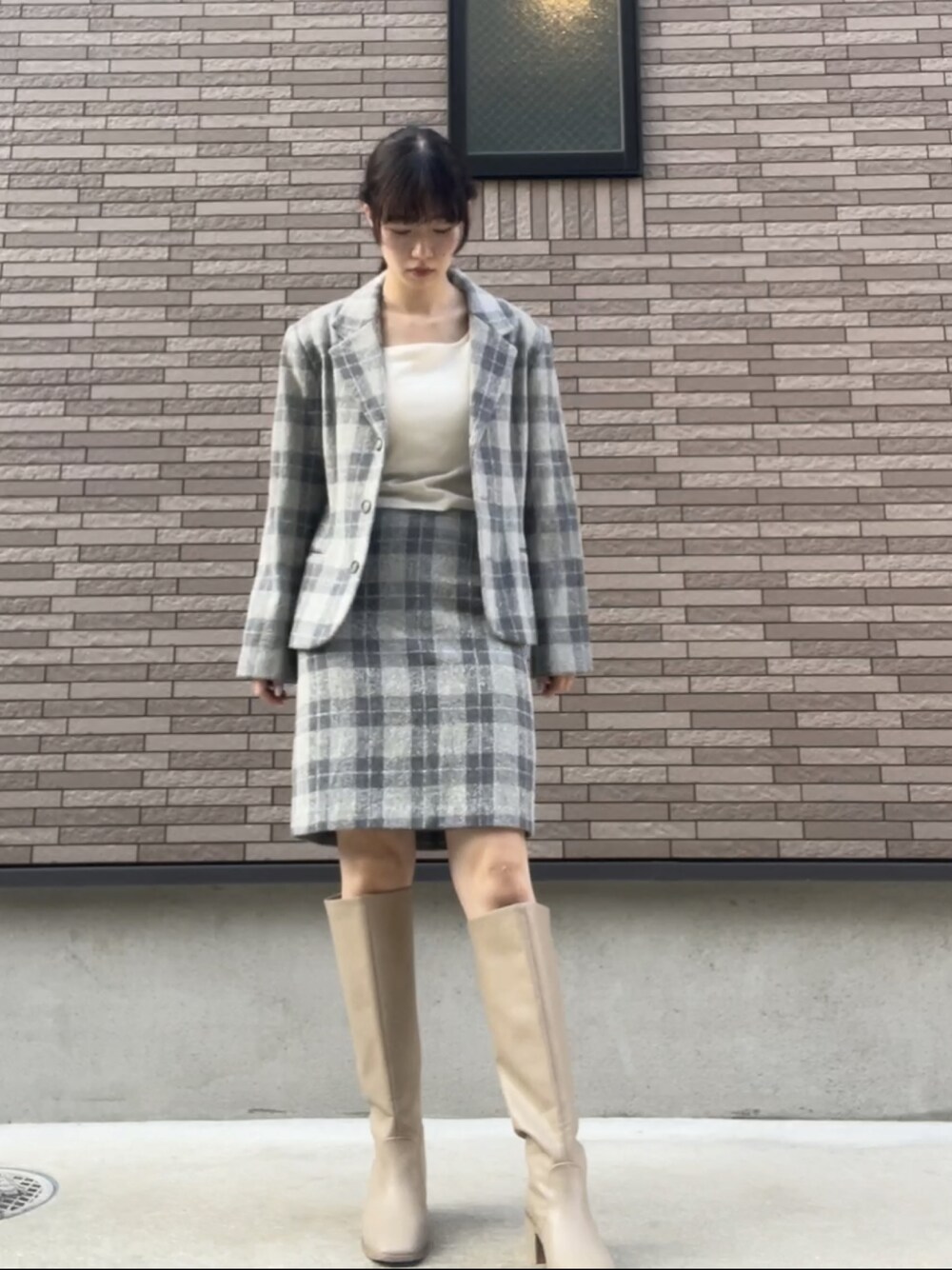 「秋服まるっと大公開、秋服コーデ、セットアップ、ツイード、今日のコーデ、ロングブーツ、オトナ女子、グレー、チェック、きれいめコーディネート、メンズライク、オーバーサイズ、骨格ウェーブ、モードカジュアル、おしゃれさんと繋がりたい」｜「しまむらのアイテム（タンクトップ、ホワイト系）」を使った、strawberryさん（レディース・160cm）の秋コーディネートの1枚目の写真