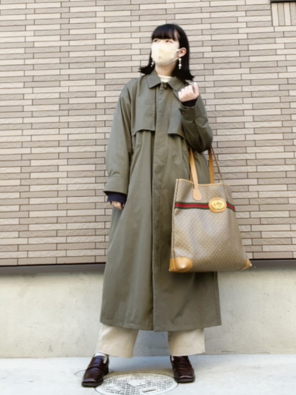 「シンプル、トレンチコート、BEAMS HEART、カーキアウター、大人カジュアル、メンズライク、着回しコーデ、おしゃれさんと繋がりたい、GUCCI、トートバッグ、ローファー、スクエアトゥ、Ray BEAMS、プチプラ、ootd」｜「GUCCIのアイテム（トートバッグ、ブラウン系）」を使った、strawberryさん（レディース・160cm）の冬コーディネートの1枚目の写真