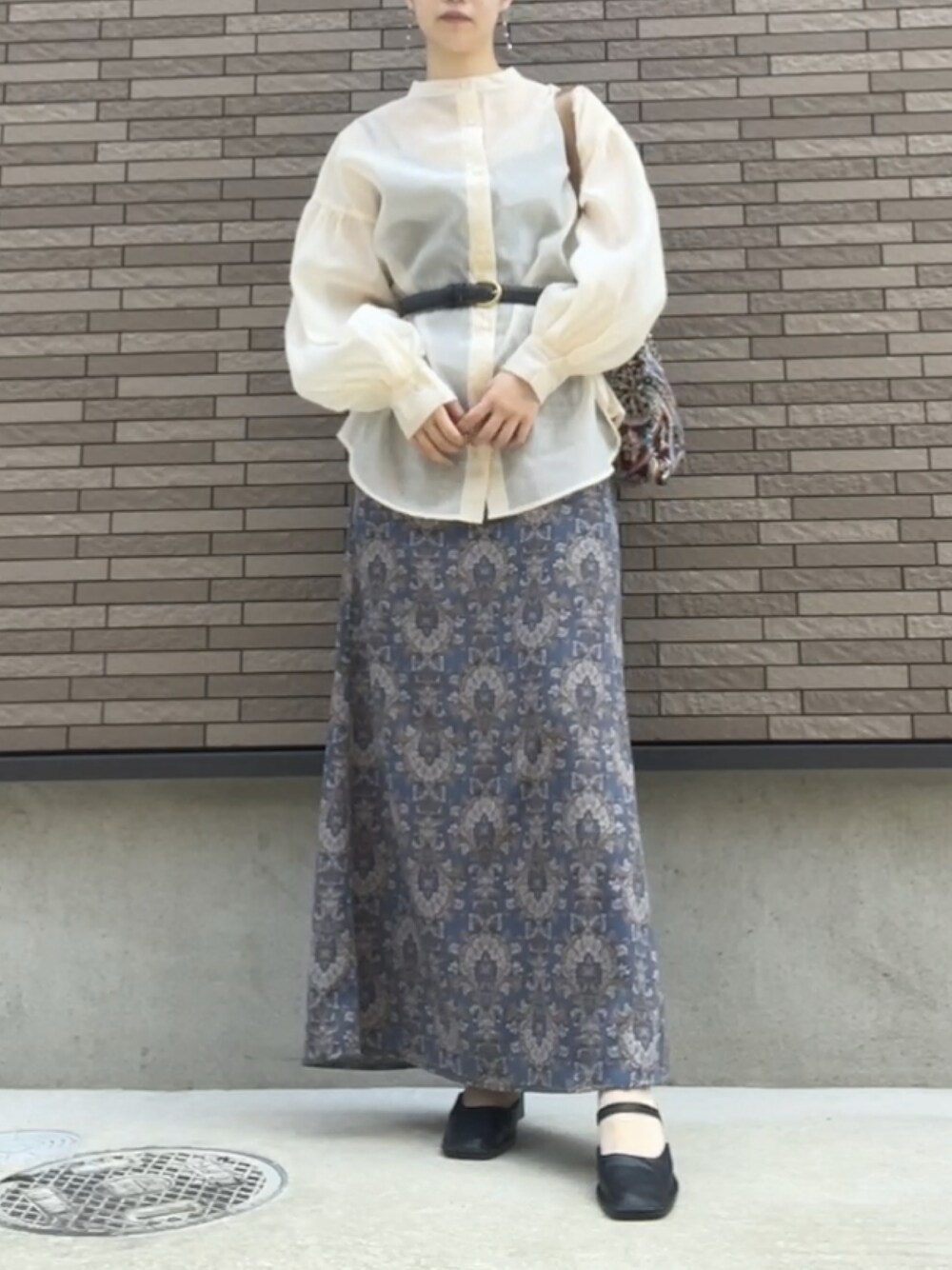 「夏服コーデ、シンプル、リラックススタイル、シアーシャツ、プチプラ、アパレルスタッフ、出勤コーデ、キレイめ、着回しコーデ、ootd、今日のコーデ、きれいめカジュアル、柄スカート、ブルベ夏、シャツスタイル」｜「NICE CLAUPのアイテム（サンダル、ブラック系）」を使った、strawberryさん（レディース・160cm）の夏コーディネートの1枚目の写真