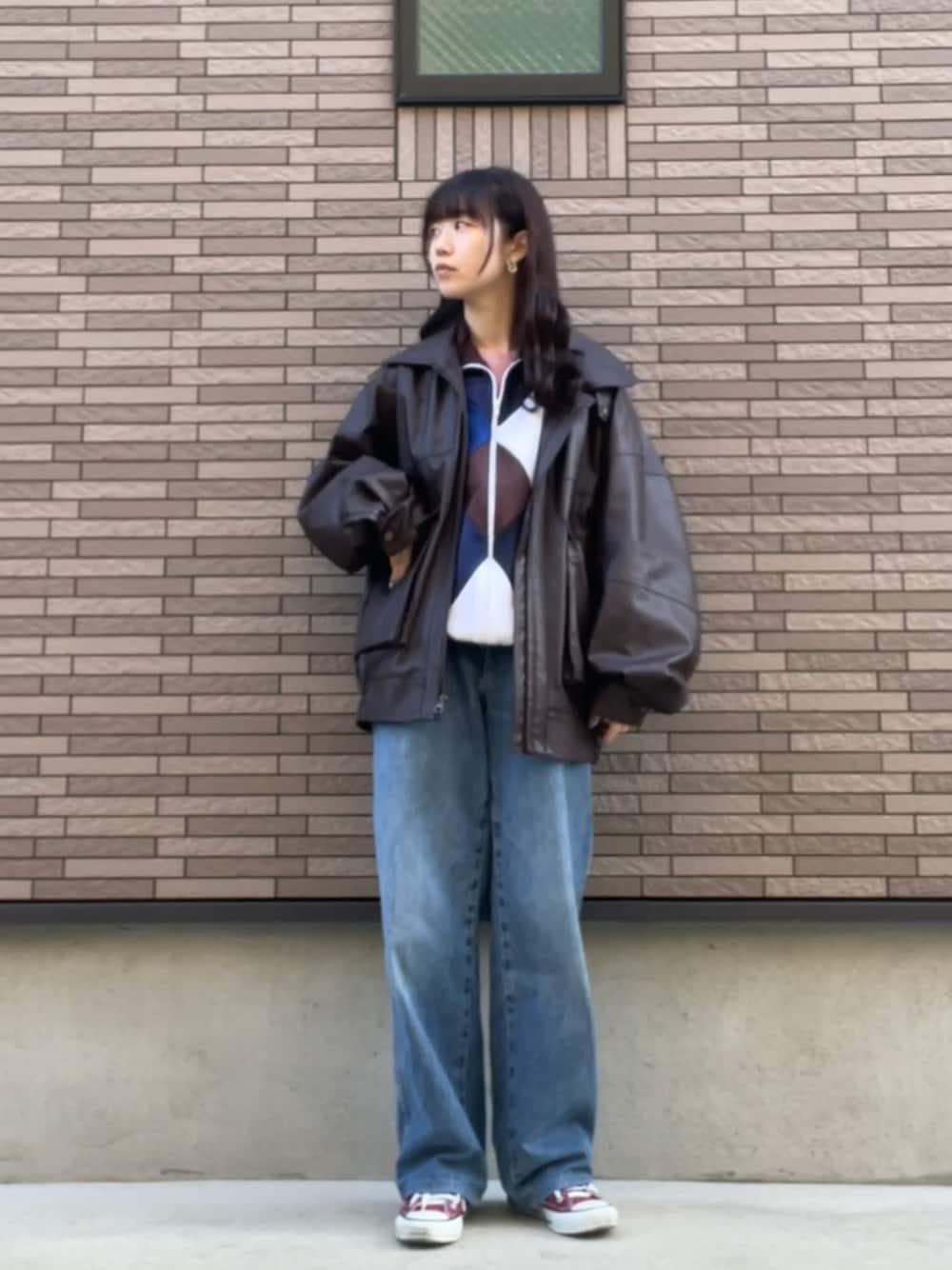 「新星WEARISTAにエントリー、WEARyouthコーデ、スニーカーコーデ、カジュアルコーデ、トラックジャケット、FRED PERRY、古着MIX、古着好きな人と繋がりたい、converse、ハイカットスニーカー、レザージャケット、デニムパンツ、レイヤードスタイル、ストリート、FREAK’Ｓ STORE」｜「UNIQLOのアイテム（デニムパンツ、ブルー系）」を使った、strawberryさん（レディース・160cm）の冬コーディネートの1枚目の写真