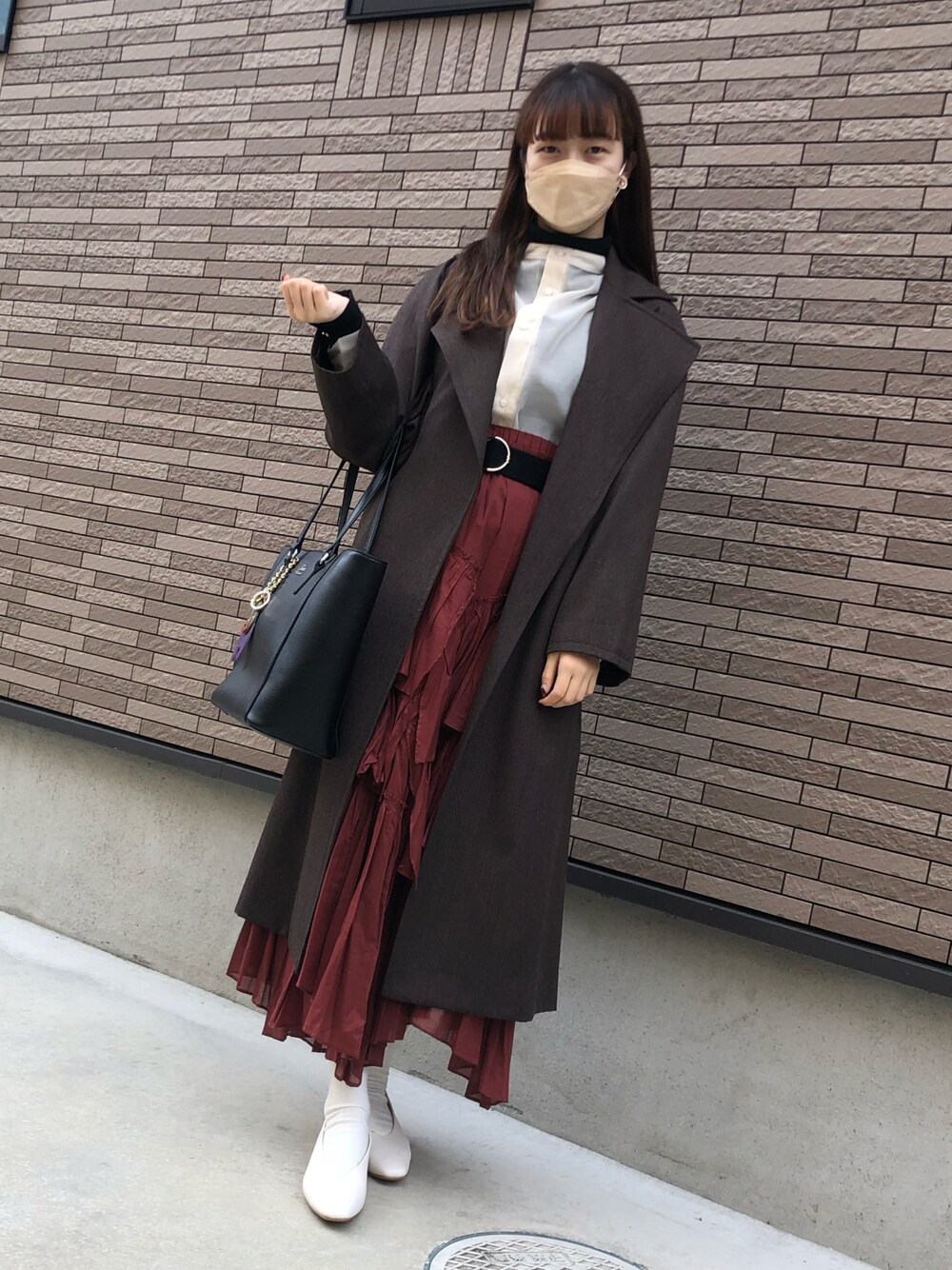 「休日コーデ、オトナカワイイ、スカートスタイル、ブラウンコーデ、ナチュラル、コート、Ralph Lauren、ティアードスカート、シアーシャツ、レイヤードスタイル、GU、プチプラコーデ、冬コーデ、outfit、タートルネック」｜「GuessのLOTTIE TOTE（トートバッグ、ブラック系）」を使った、strawberryさん（レディース・160cm）の秋コーディネートの1枚目の写真