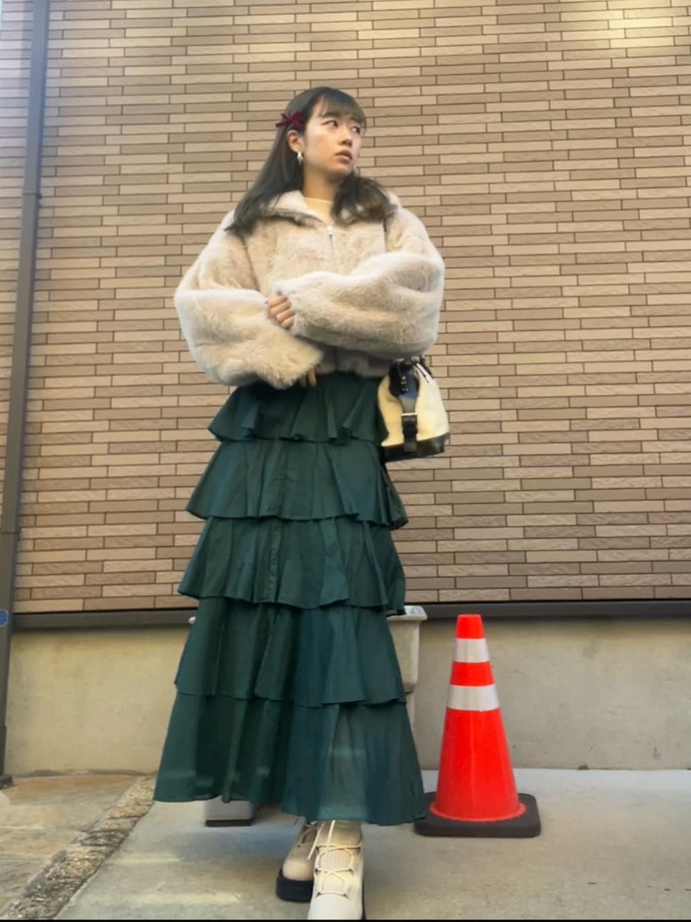 「冬コーデ、マイベストコーデ2024、クリスマスに着たい服、骨格ウェーブ、ティアードスカート、ファーコート、大人ガーリー、グリーンコーデ、クリスマス、ビッグシルエット、カジュアルガーリー、きれいめカジュアル、Chico、CELINE」｜「Chicoのファースタンドジップブルゾン（ブルゾン、ベージュ系）」を使った、strawberryさん（レディース・160cm）の冬コーディネートの1枚目の写真