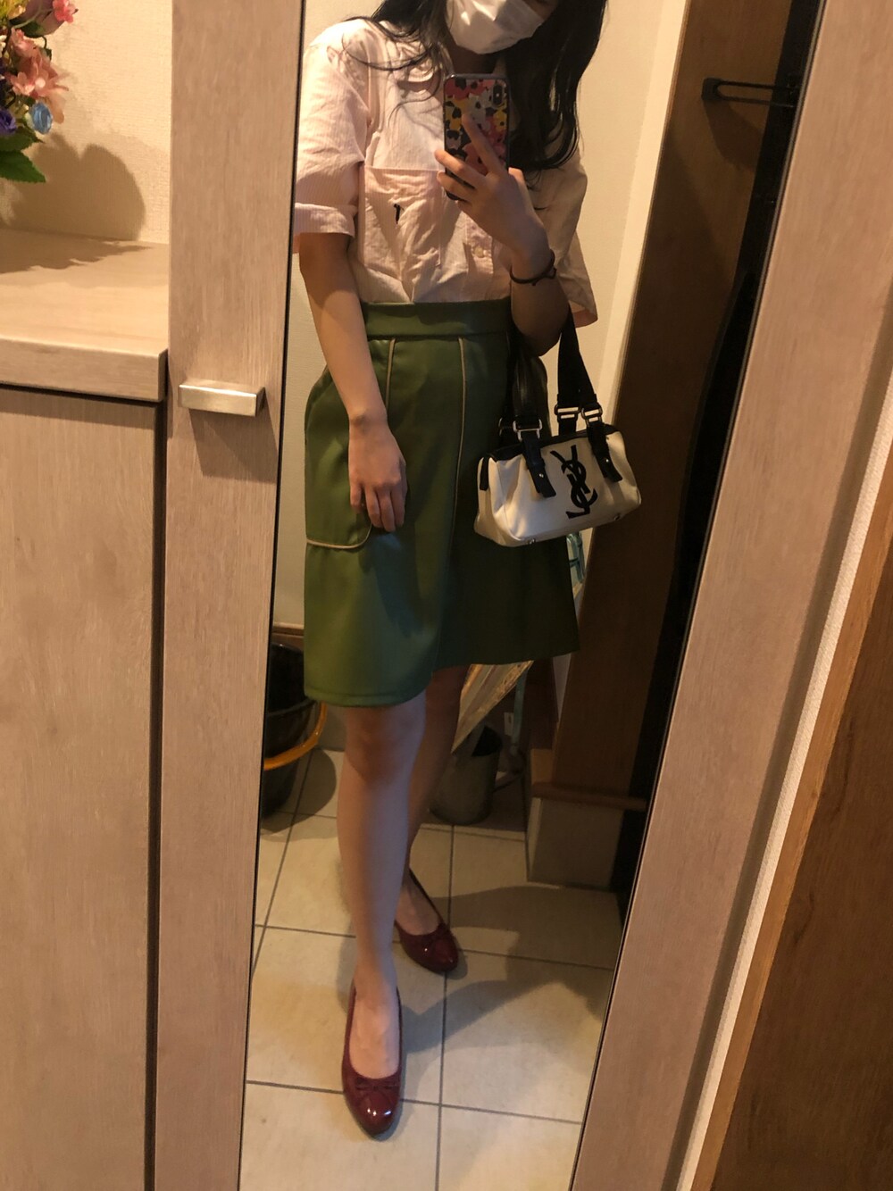 「韓国ファッション、オルチャンファッション、キレイめ、今日のコーデ、着回しコーデ、スカートコーデ、ガーリー、YSL、ストライプシャツ、レインシューズ、雨の日コーデ、カチューシャ、プチプラ、ミニスカート、ハンドバッグ」｜「YSLのアイテム（ハンドバッグ、ベージュ系）」を使った、strawberryさん（レディース・160cm）の秋コーディネートの1枚目の写真