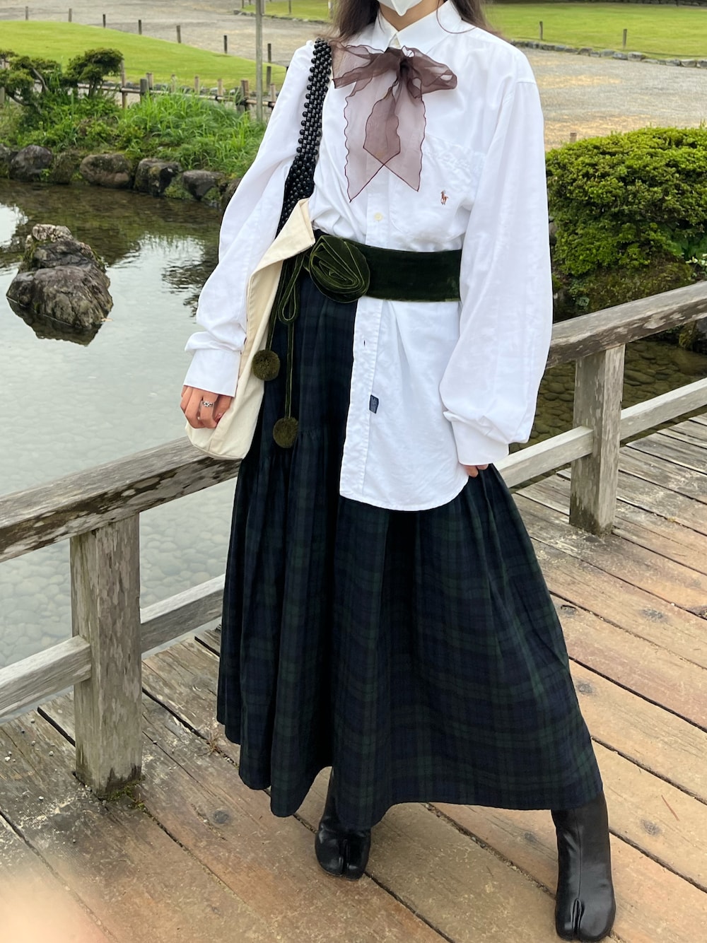 「オトナカワイイ、秋服、今日のコーデ、高身長女子、きれいめカジュアル、ガーリー、レイヤード、Maison Margiela、チェックスカート、FREAK’Ｓ STORE、足袋ブーツ、ベロア、シャツスタイル、Ralph Lauren、ビーズバッグ」｜「MOUSSYのF／PEARL HANDLE バッグ（ハンドバッグ、ブラック系）」を使った、strawberryさん（レディース・160cm）の秋コーディネートの1枚目の写真