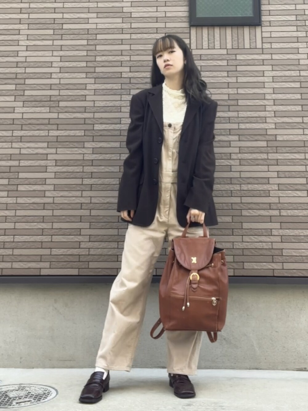 「春夏コーデ、大人カジュアル、カジュアルコーデ、淡色女子、淡色コーデ、ベージュコーデ、ブラウンコーデ、サロペット、プチプラ、ゆるコーデ、今日のコスメと服、ローファー、アパレルスタッフ、今日のコーデ、オーバーオール」｜「Max Maraのアイテム（テーラードジャケット、ブラウン系）」を使った、strawberryさん（レディース・160cm）の春コーディネートの1枚目の写真