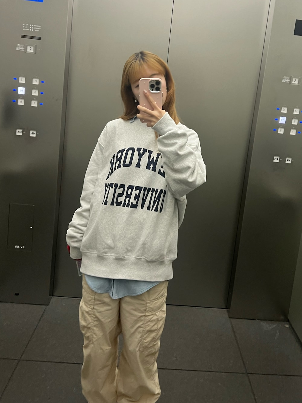 「春のおしゃ見えテクニック、パンツスタイル、カジュアルコーデ、レイヤードスタイル、スウェット、ゆるコーデ、シャツスタイル、カーゴパンツ、プチプラコーデ、ユニクロ、シンプルコーデ、ストリートコーデ、ビッグシルエット、オーバーサイズ、メンズライク」｜「UNIQLOのアイテム（カーゴパンツ、ベージュ系）」を使った、strawberryさん（レディース・160cm）の春コーディネートの1枚目の写真