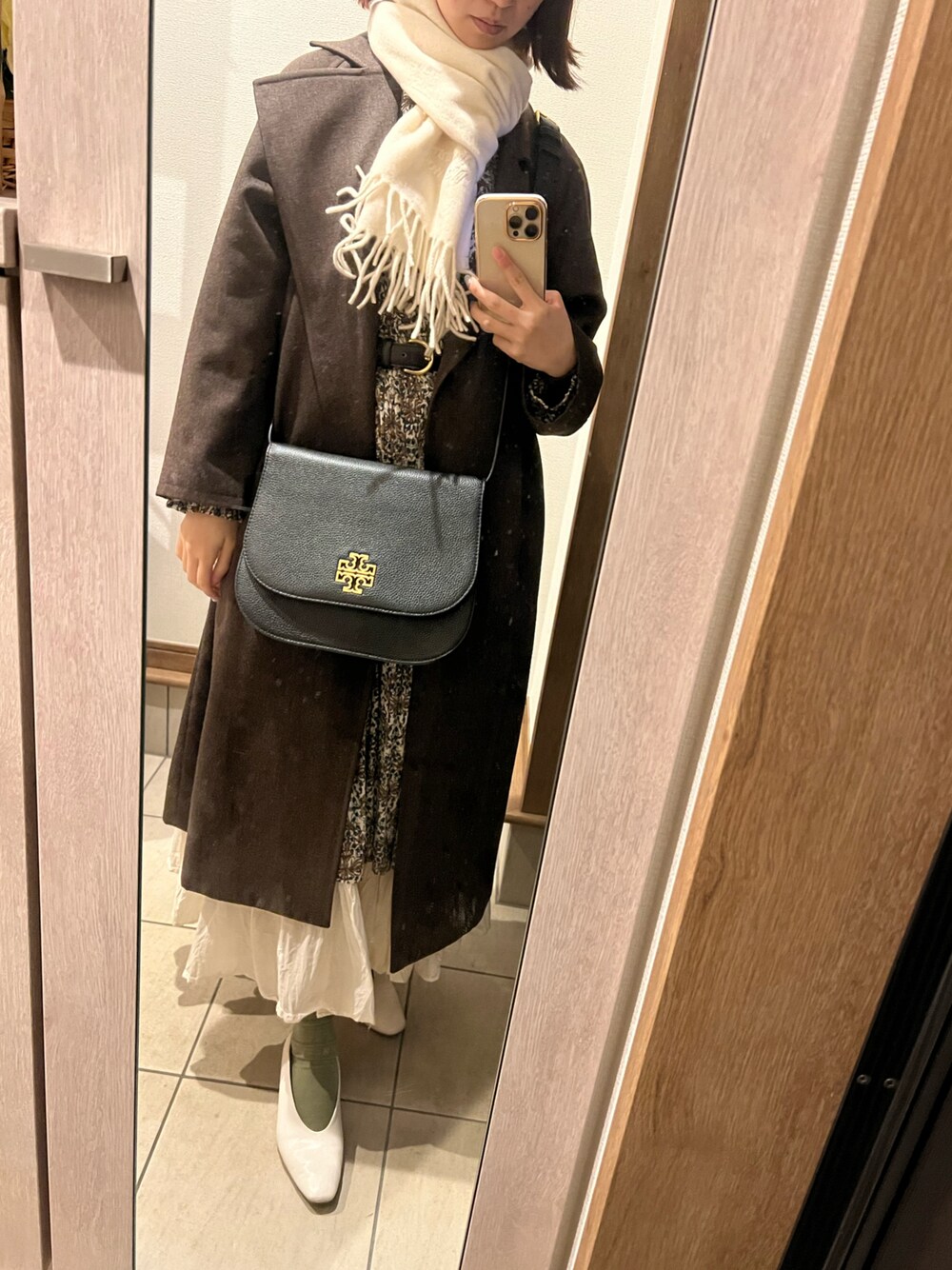 「休日スタイル、オトナカジュアル、スカート、レイヤードスタイル、パンプス、Vivienne Westwood、Tory Burch、ホワイトコーデ、Ralph Lauren、カラーソックス、ティアードスカート、ワンピース、プチプラ、プチプラミックス、INGNI」｜「RALPH LAURENのアイテム（トレンチコート、ブラウン系）」を使った、strawberryさん（レディース・160cm）の冬コーディネートの1枚目の写真