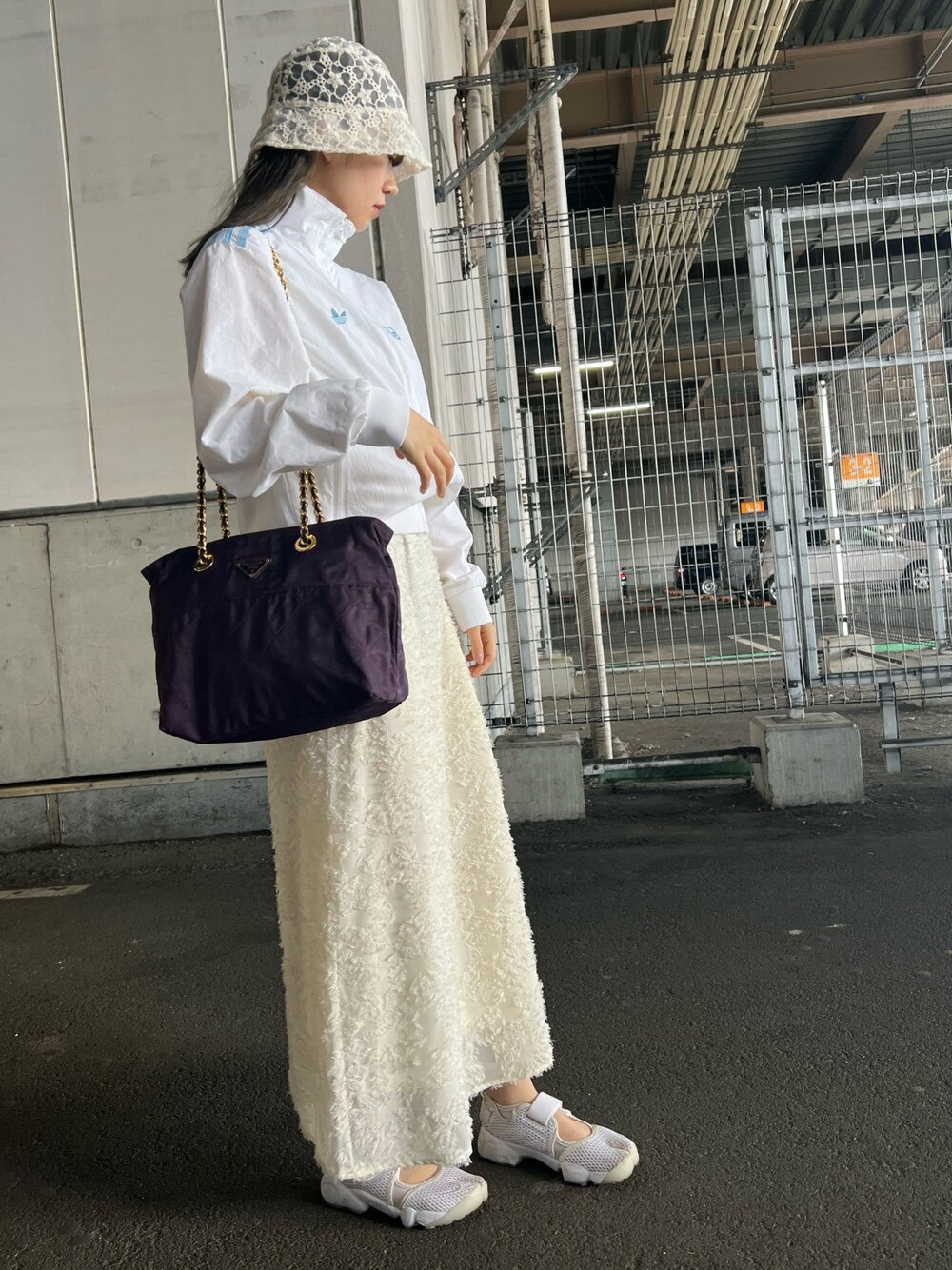 「春服、カジュアルコーデ、着回しコーデ、休日スタイル、トラックジャケット、adidas、PRADA、プチプラミックス、ホワイトコーデ、エアリフト、スポーツミックス、カジュアルガーリー、古着好きな人と繋がりたい、キレイめ、シンプル」｜「NIKEのナイキ エア リフト ブリーズ ウィメンズシューズ / スニーカーサンダル (22-29cm) / NIKE AIR RIFT BREATHE（サンダル、ホワイト系）」を使った、strawberryさん（レディース・160cm）の春コーディネートの1枚目の写真