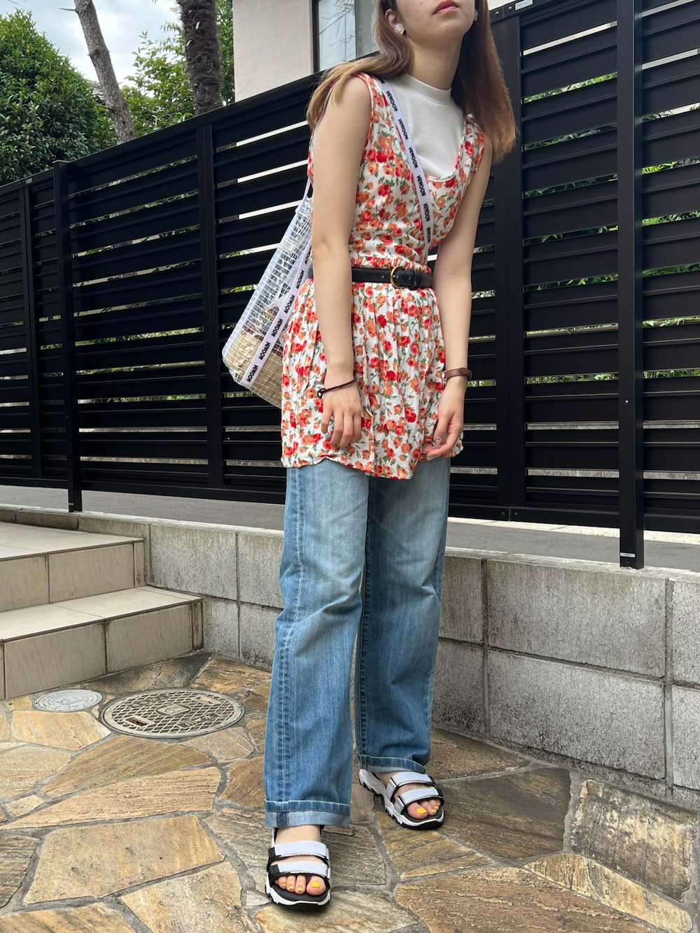 「みんなの白Tフェス、レイヤードスタイル、夏コーデ、花柄ワンピース、スポーツサンダル、カラーコーデ、デニムパンツ、アパレルスタッフ、古着MIX、古着女子、服好きな人と繋がりたい、カジュアルコーデ、プチプラ、ノースリーブ、ワンピーススタイル」｜「SKECHERSのSKECHERS D'Lites スケッチャーズ サンダル（サンダル、ホワイト系）」を使った、strawberryさん（レディース・160cm）の夏コーディネートの1枚目の写真