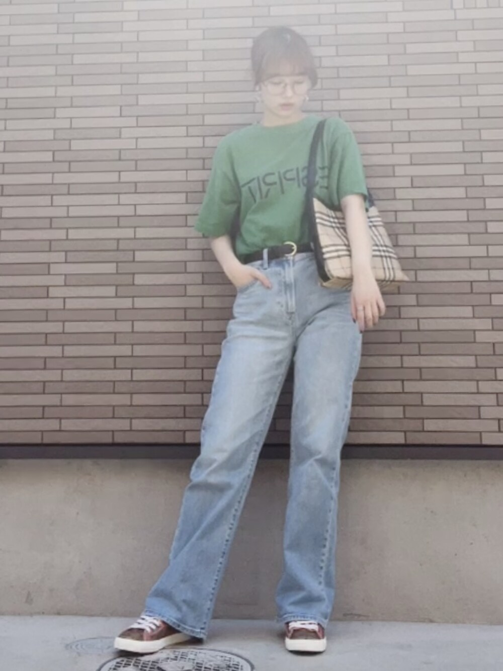 「真夏のアクティブスタイル、休日コーデ、夏コーデ、ラクチンコーデ、シンプル、Tシャツ、UNIQLO、ビタミンカラー、めがね、burberry、COACH、プチプラミックス、カジュアルコーデ、古着、used」｜「UNIQLOのハイライズフレアジーンズ（デニムパンツ、ブルー系）」を使った、strawberryさん（レディース・160cm）の夏コーディネートの1枚目の写真
