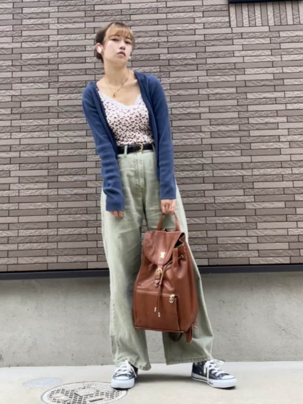 「カジュアルコーデ、さくらんぼ、キャミソール、カーディガン、カラーデニム、プチプラコーデ、今日のコーデ、差し色、着回しコーデ、スニーカーコーデ、リュック、カラーコーデ、courreges、converse、デイリーカジュアル」｜「no brandのアイテム（キャミソール、ホワイト系）」を使った、strawberryさん（レディース・160cm）の秋コーディネートの1枚目の写真