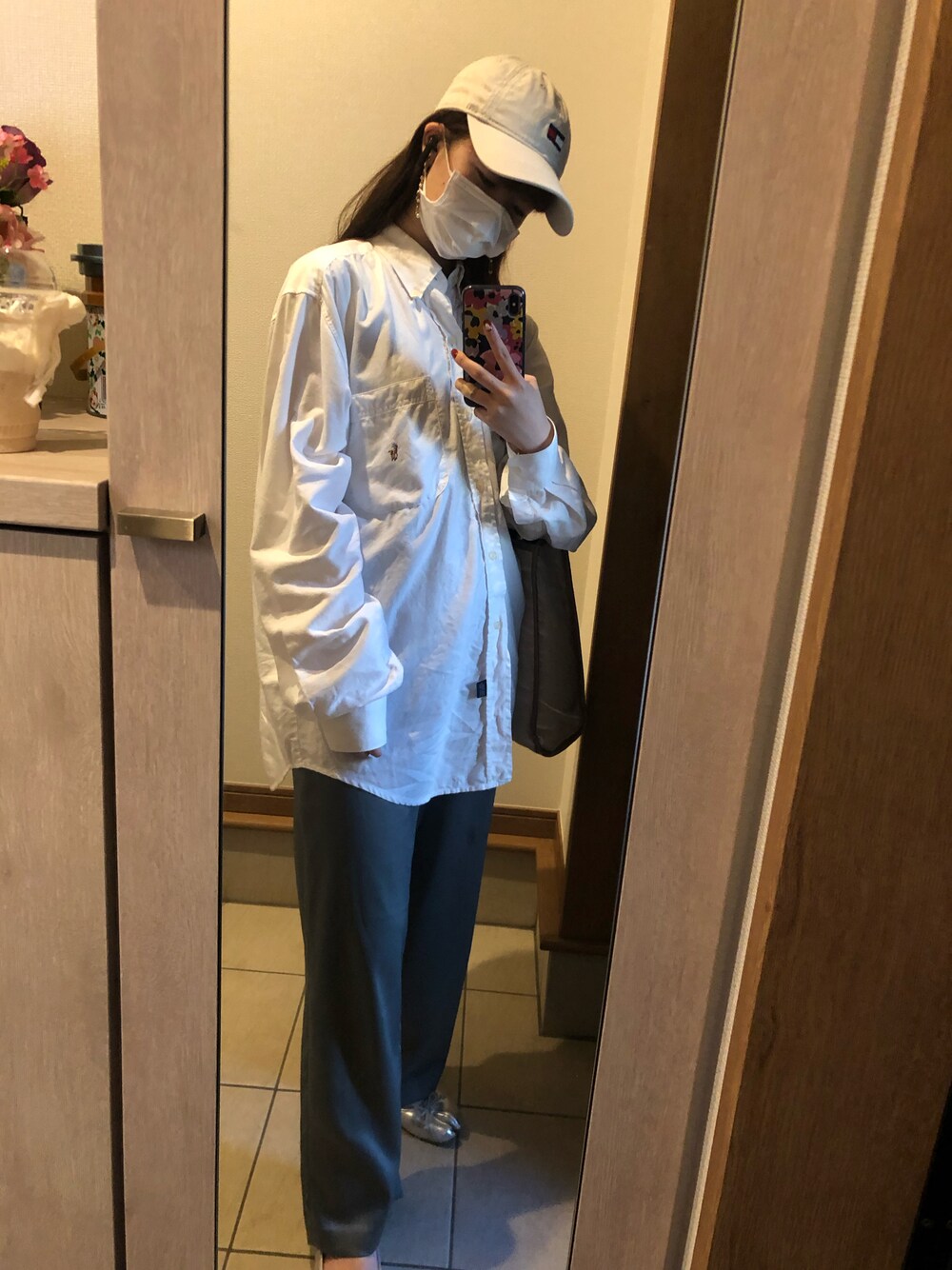 「だから秋服が好き、今日のコーデ、カジュアル、着回しコーデ、プチプラコーデ、ootd、シンプルコーデ、ビッグシルエット、キャップ、サテンパンツ、ユニクロ、Polo Ralph Lauren、シャツスタイル、シルバーシューズ、TOMMY HILFIGER」｜「TOMMY HILFIGERのアイテム（キャップ、ベージュ系）」を使った、strawberryさん（レディース・160cm）の秋コーディネートの1枚目の写真