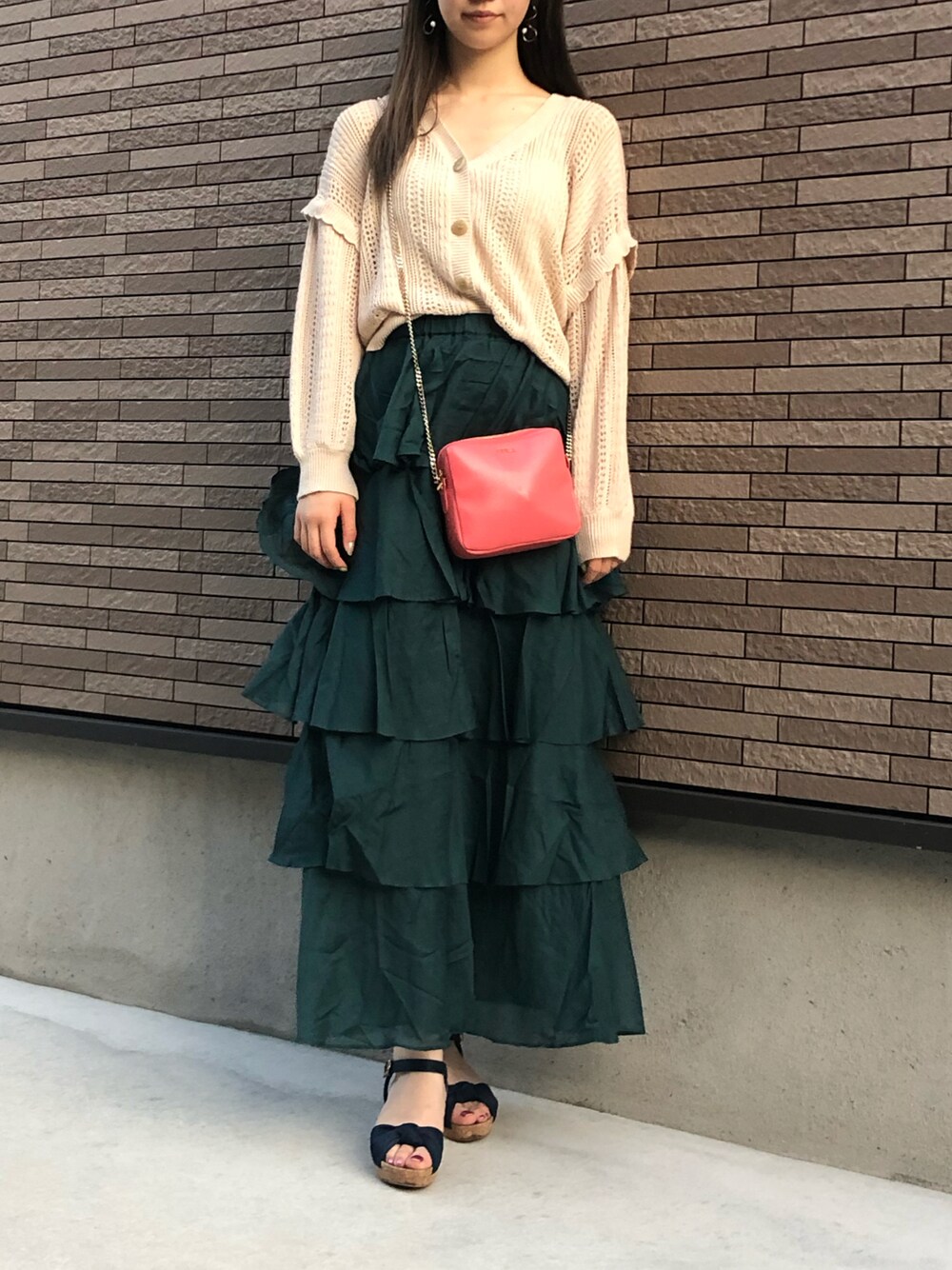 「ティアードスカート、グリーン、カーディガン、夏コーデ、休日コーデ、プチプラ、ロングスカート、ショルダーバッグ、着回しコーデ、ベージュ」｜「FURLAのアイテム（ショルダーバッグ、ピンク系）」を使った、strawberryさん（レディース・160cm）の夏コーディネートの1枚目の写真