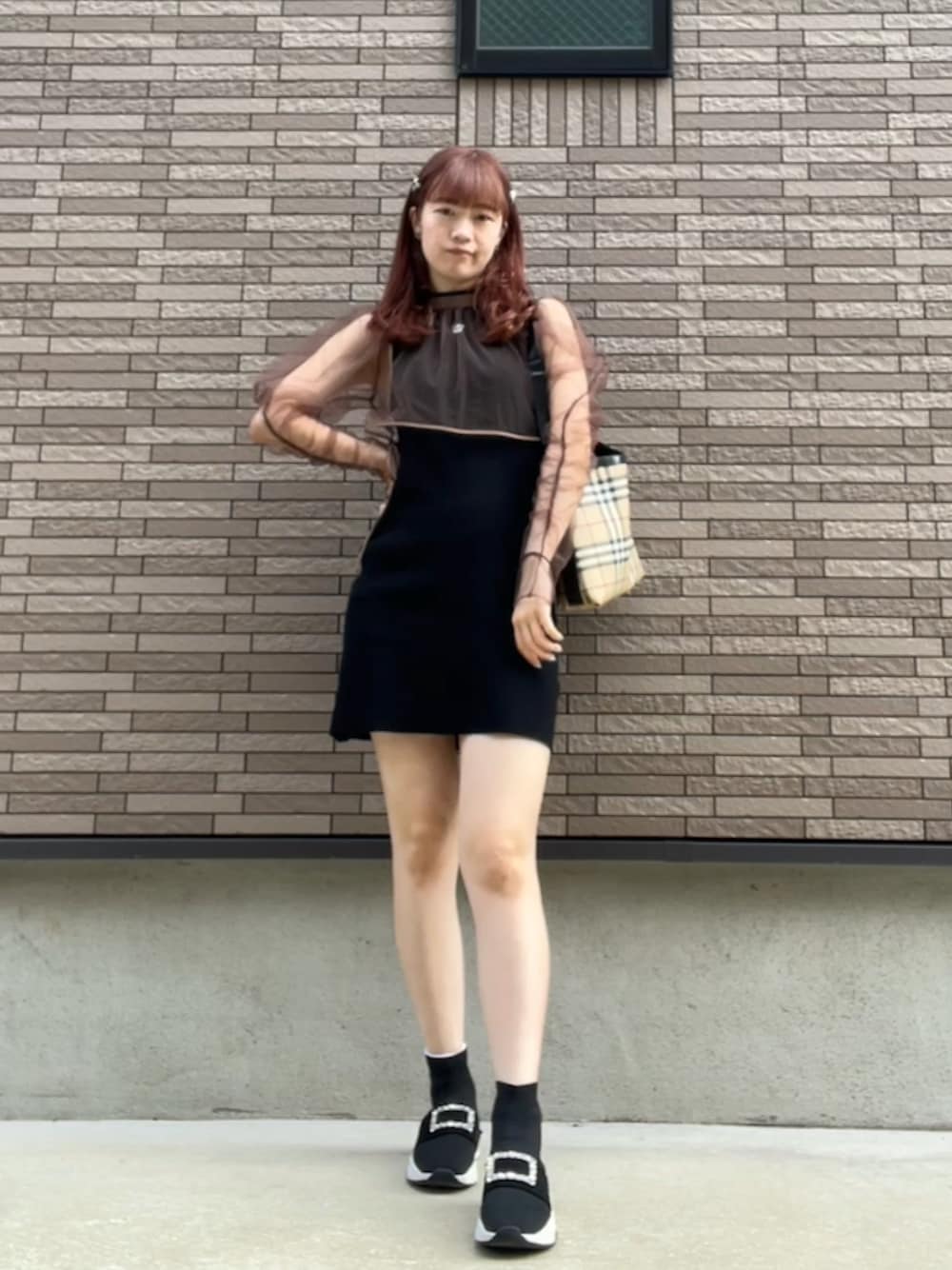 「雨の日コーデ、モノトーン、きれいめカジュアル、ガーリーコーデ、レイヤードスタイル、ニットワンピース、MARY QUANT、Lily Brown、PUBLIC TOKYO、ノースリーブワンピース、大人可愛い、シアートップス、大人ガーリー、高身長女子、骨格ウェーブ」｜「+dianaの【ミドル丈】クリスタルバックル ニットソックススニーカー（ブーツ、ブラック系）」を使った、strawberryさん（レディース・160cm）の春コーディネートの1枚目の写真