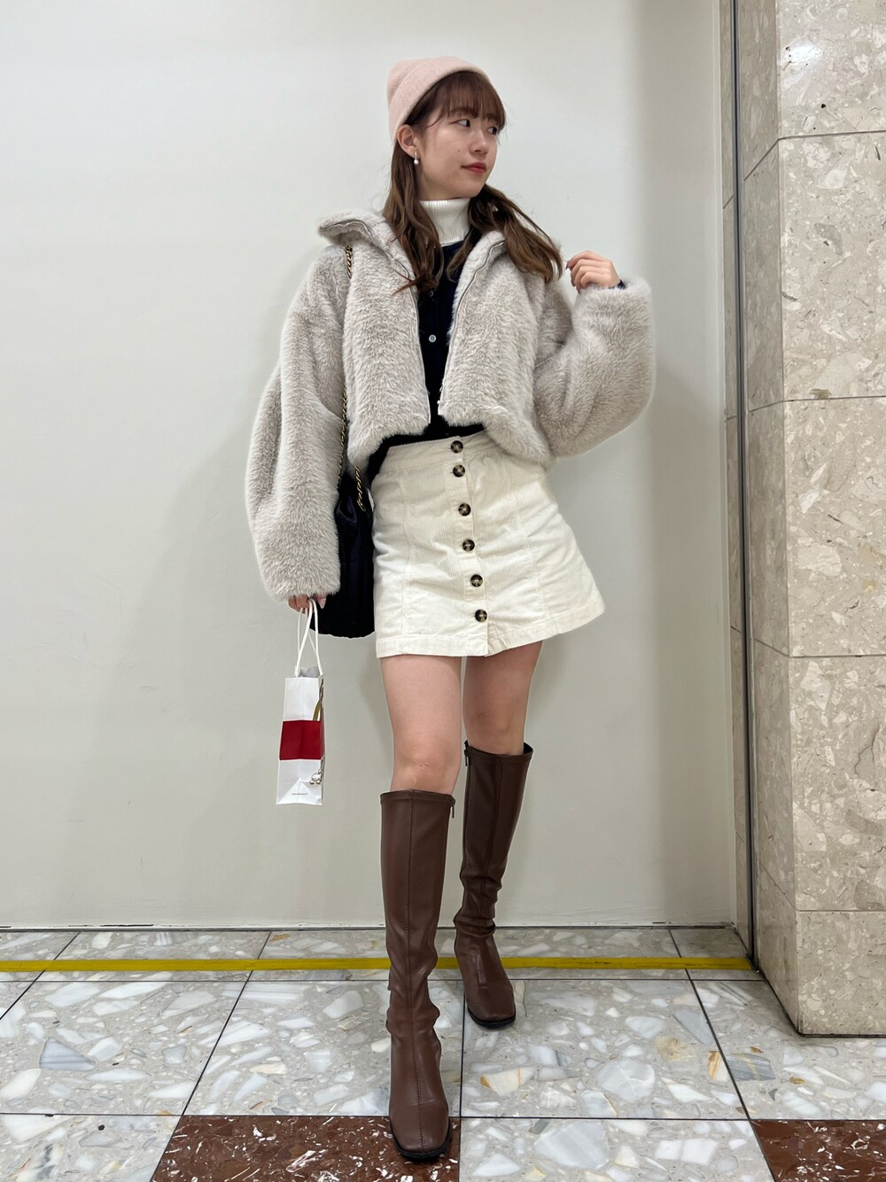 「冬を彩る色いろコーデ、WEARyouthコーデ、着回しコーデ、ファーコート、ビーニー、ニット帽、amiparis、今日のコーデ、大人ガーリー、あったかコーデ、ロングブーツ、冬アウター、PRADA、お洒落さんとつながりたい、ブルベ夏」｜「DHOLICのアイテム（ブーツ、ブラウン系）」を使った、strawberryさん（レディース・160cm）の冬コーディネートの1枚目の写真