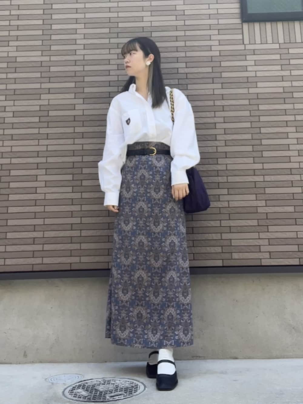 「お出かけコーデ日記、大人カジュアル、きれいめカジュアル、初夏コーデ、アパレルスタッフ、着回しコーデ、今日のコーデ、大人コーデ、柄スカート、プチプラミックス、古着MIX、シャツスタイル、ショルダーバッグ、PRADA、ブルー」｜「NEWYORKERのアイテム（シャツ/ブラウス、ホワイト系）」を使った、strawberryさん（レディース・160cm）の春コーディネートの1枚目の写真