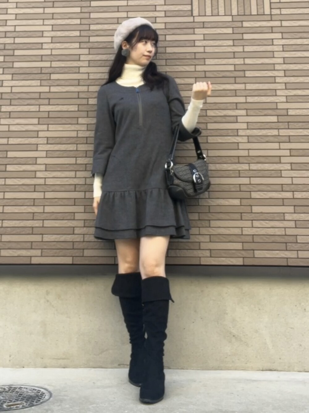「ファッションを楽しもう、WEARyouthコーデ、ロングブーツ、burberry、古着MIX、おしゃれさんと繋がりたい、グレー、モノトーンコーデ、ワンピース、レイヤードスタイル、タートルネックニット、秋冬コーデ、ユニクロ、プチプラミックス、ベレー帽」｜「COACHのアイテム（ハンドバッグ、ブラック系）」を使った、strawberryさん（レディース・160cm）の秋コーディネートの1枚目の写真