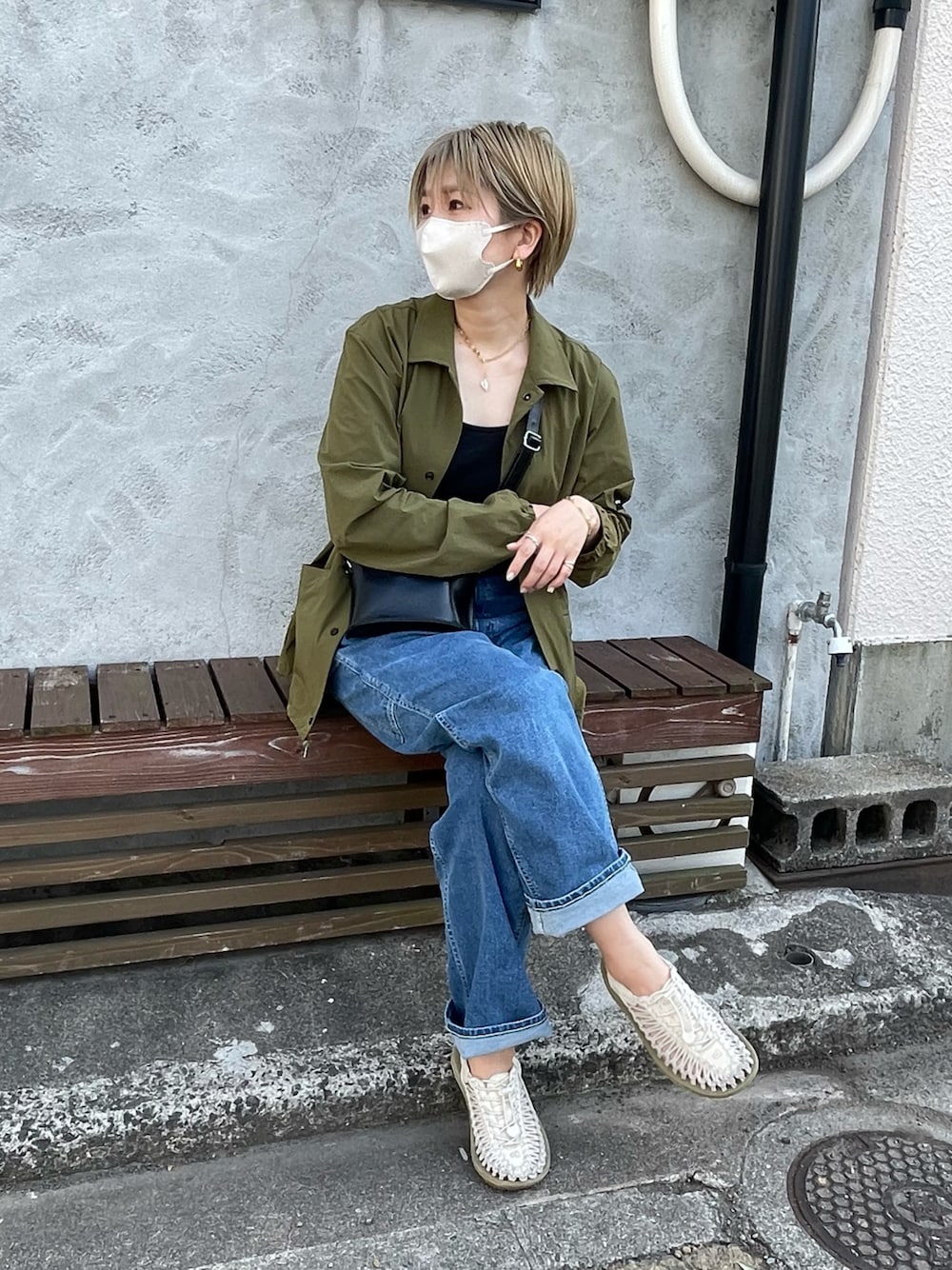 「ごきげんウィーク、デニムワークパンツ、大人カジュアル、ユニクロ、キーン、大人かわいい、シンプル、メンズライク、デニムパンツ、お出かけコーデ、夏コーデ、きれいめカジュアル、着回しコーデ、シャツスタイル」｜「UNIQLOのアイテム（パンツ、ブルー系）」を使った、Manami さん（レディース・163cm）の春コーディネートの1枚目の写真