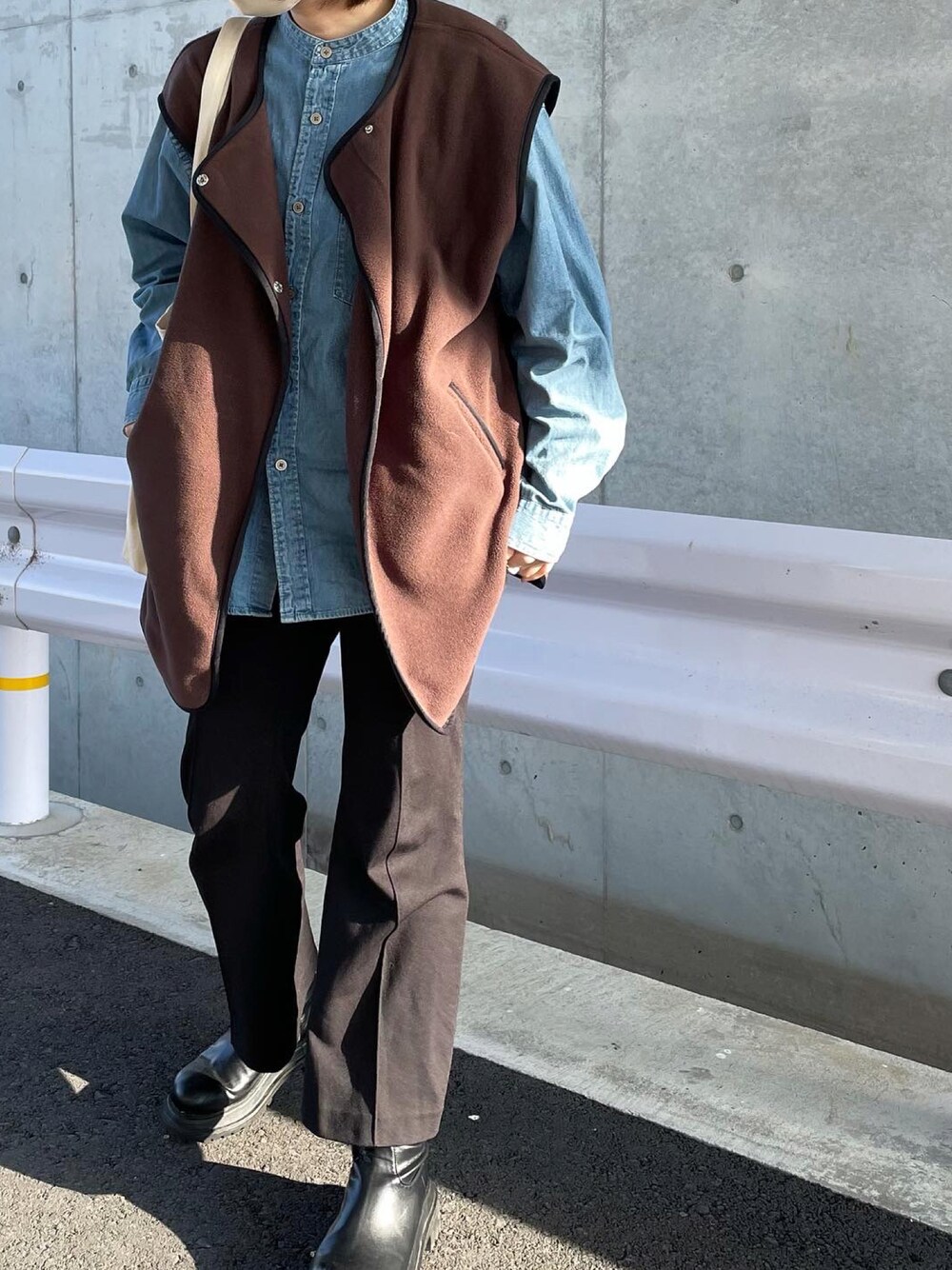 「ベストコーデ、UNIQLO、プチプラ、オトナ女子、休日スタイル、デニムコーデ、デニムシャツ、メンズライク、フレアパンツ、高身長女子、春色、ショートブーツ、ootd、今日のコーデ、韓国ファッション」｜「しまむらのアイテム（ジャケット/アウター、ブラウン系）」を使った、Manami さん（レディース・163cm）の春コーディネートの1枚目の写真