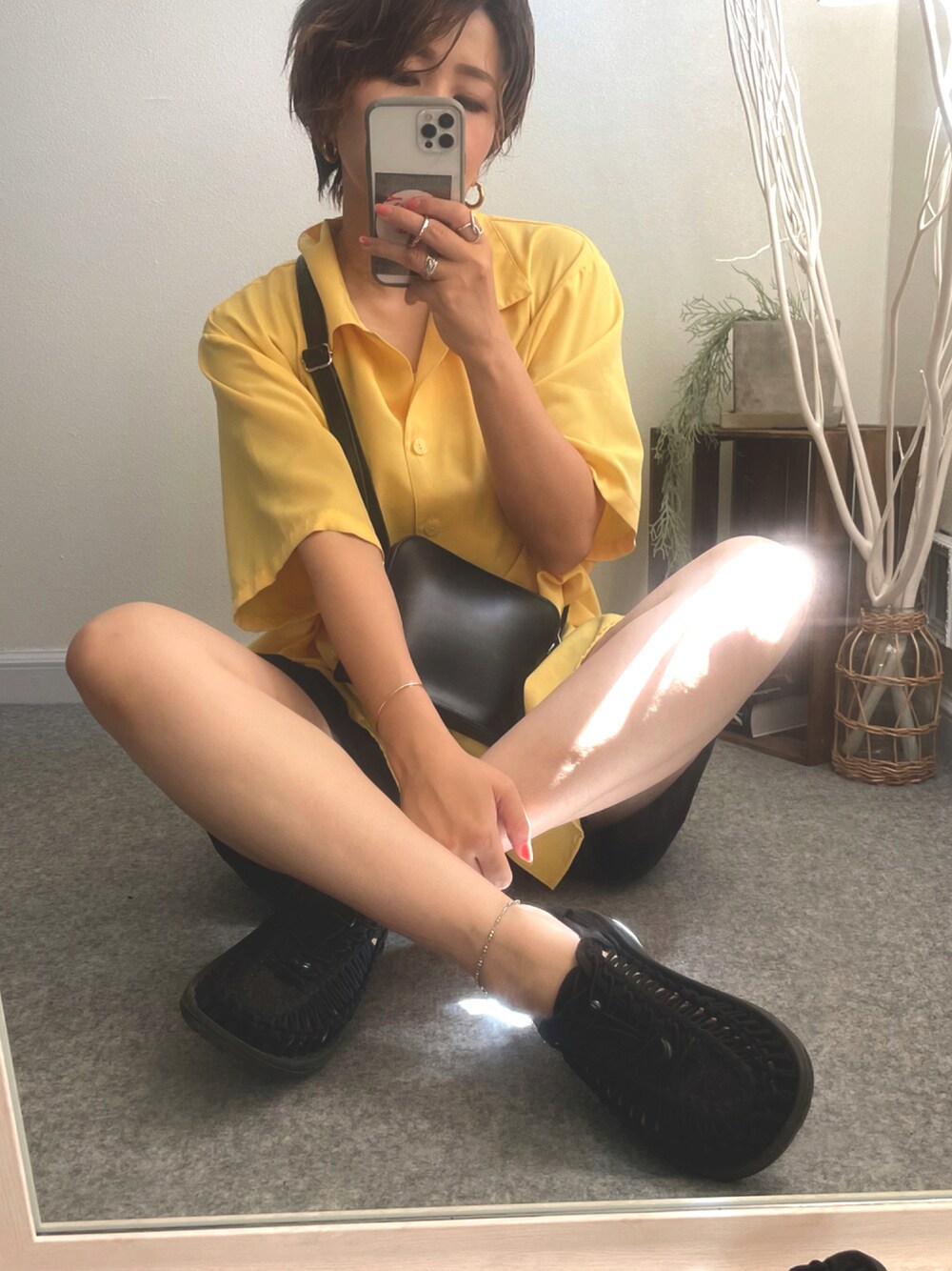 「大人女子、カラーシャツ、イエローコーデ、イエロー×ブラック、イエローアイテム、秋コーデ、着回しコーデ、メンズライク、メンズライクコーデ、プチプラコーデ、ショートヘアコーデ、ハーフパンツ、ハーフパンツコーデ」｜「KEENのUNEEK / ユニーク（サンダル、ブラック系）」を使った、Manami さん（レディース・163cm）の秋コーディネートの1枚目の写真