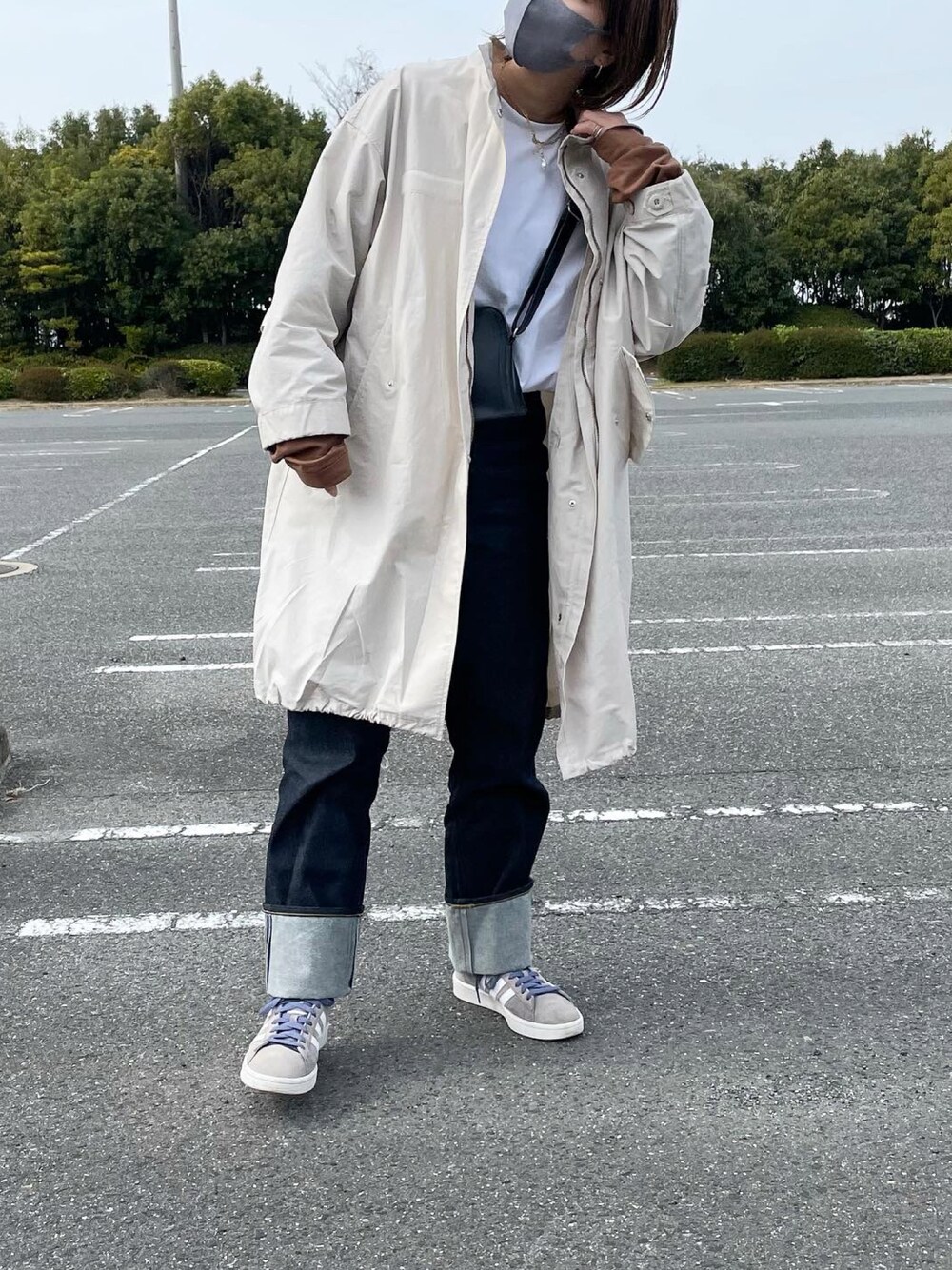 「春服みてみて、デニム、デニムパンツ、岡山デニム、カジュアルコーデ、M65、モノトーンコーデ、ラグランTシャツ、ラグラン、パンツスタイル、シャツイン、スニーカーコーデ、高見え、おでかけコーデ、春夏コーデ」｜「ReNormの【YUKIコラボ】M65コート×中綿ブルゾンセット（ダウンジャケット/コート、ホワイト系）」を使った、Manami さん（レディース・163cm）の春コーディネートの1枚目の写真