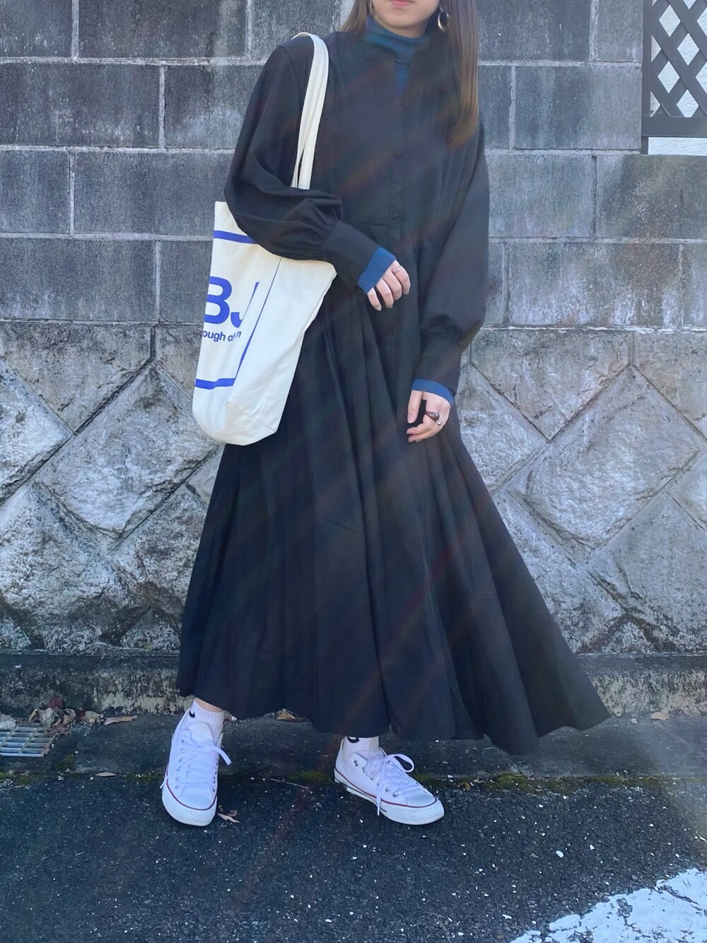 「オトナカジュアル、きれいめカジュアル、ワンピース、ブラックコーデ、青、差し色、コンバース、トートバッグ、エクリール、ECRIRE、レイヤードスタイル」｜「ECRIREの【yun_wearコラボ】ボリュームスリーブサーキュラーフレアロング丈ワンピース（シャツワンピース、ブラック系）」を使った、sakiさん（レディース・159cm）の秋コーディネートの1枚目の写真