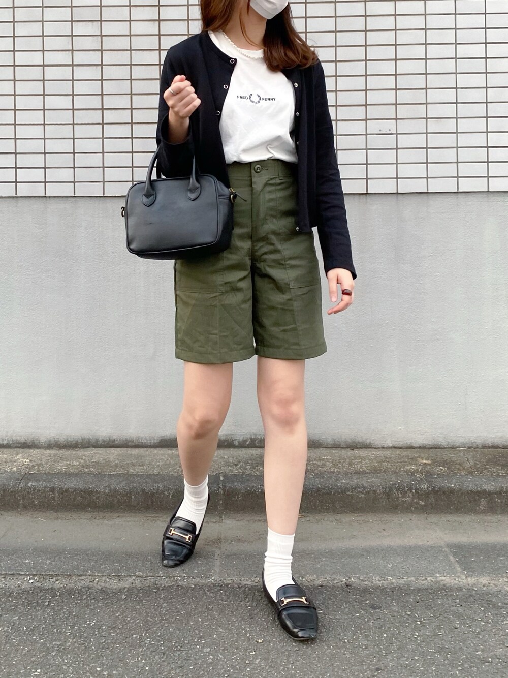 「秋コーデ、ハーフパンツ、カーキ、ミリタリー、カーディガン、パールネックレス、フレッドペリー、ローファー、きれいめカジュアル、軍パン」｜「FRED PERRYの【FRED PERRY/フレッドペリー】 フロントロゴTシャツ（Tシャツ/カットソー、ホワイト系）」を使った、sakiさん（レディース・159cm）の秋コーディネートの1枚目の写真