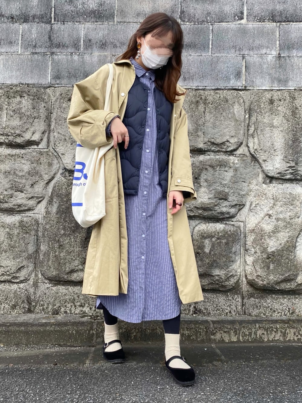 ブルー系のダウンジャケット/コート、ブルー系のワンピース、ブラック系のその他シューズを着用したレディースの秋コーディネートの1枚目の写真