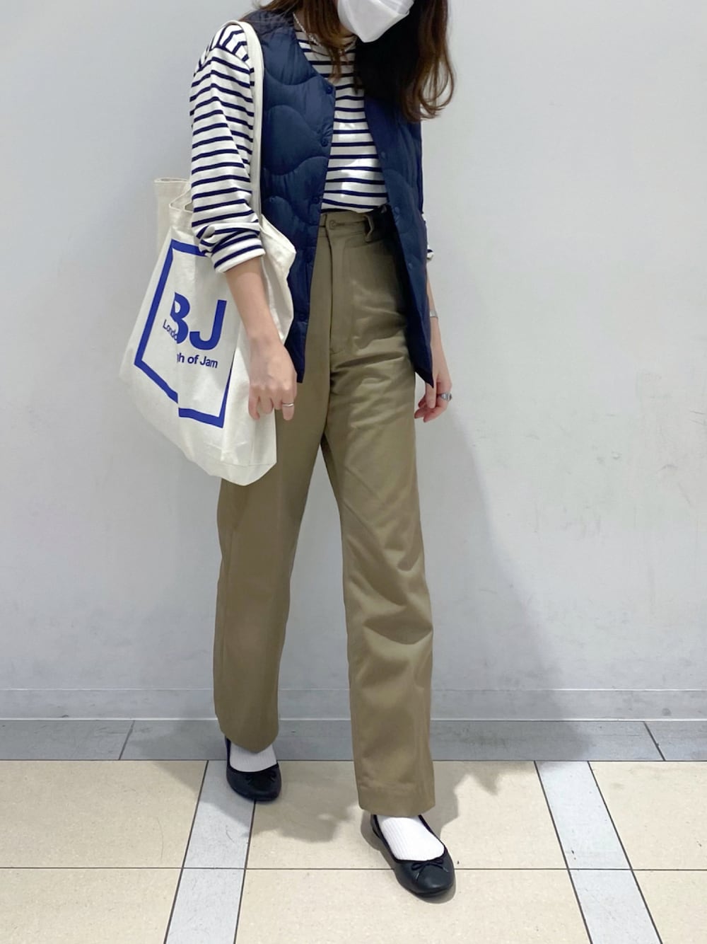 「トートバッグ、ボーダー、シンプル、ダウンベスト、チノパン、ネイビー、秋のコーデ、ベスト、バレエシューズ、セントジェームス」｜「UNIQLOのアイテム（ダウンジャケット/コート、ブルー系）」を使った、sakiさん（レディース・159cm）の秋コーディネートの1枚目の写真