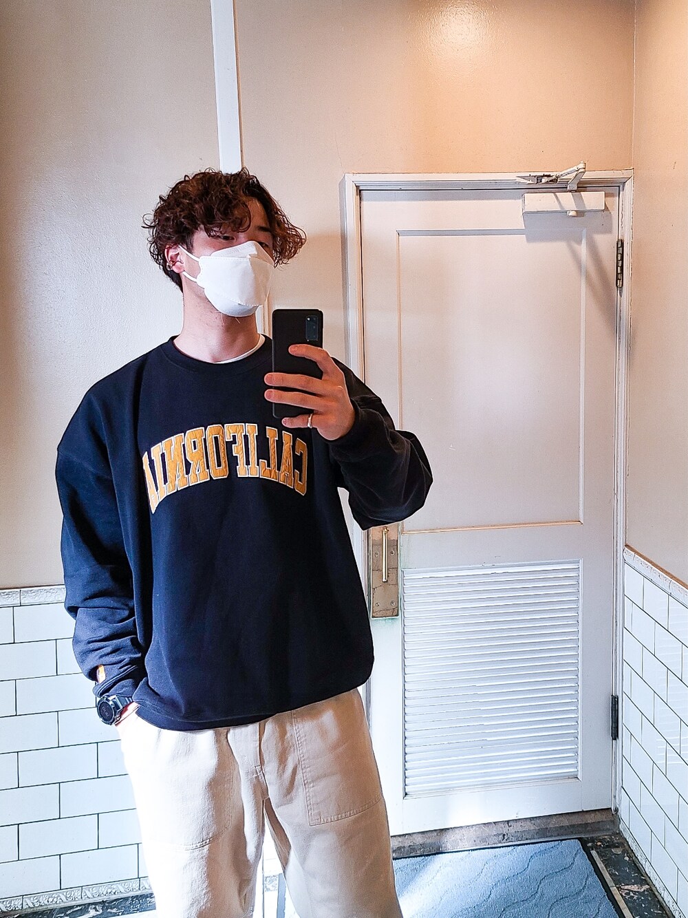 ブルー系のスウェット、ホワイト系のTシャツ/カットソー、ホワイト系のその他パンツを着用したメンズの冬コーディネートの2枚目の写真